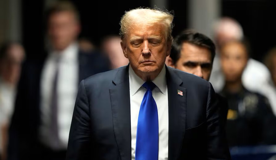 পর্ন তারকাকে ঘুষের মামলায় দোষী সাব্যস্ত ট্রাম্প