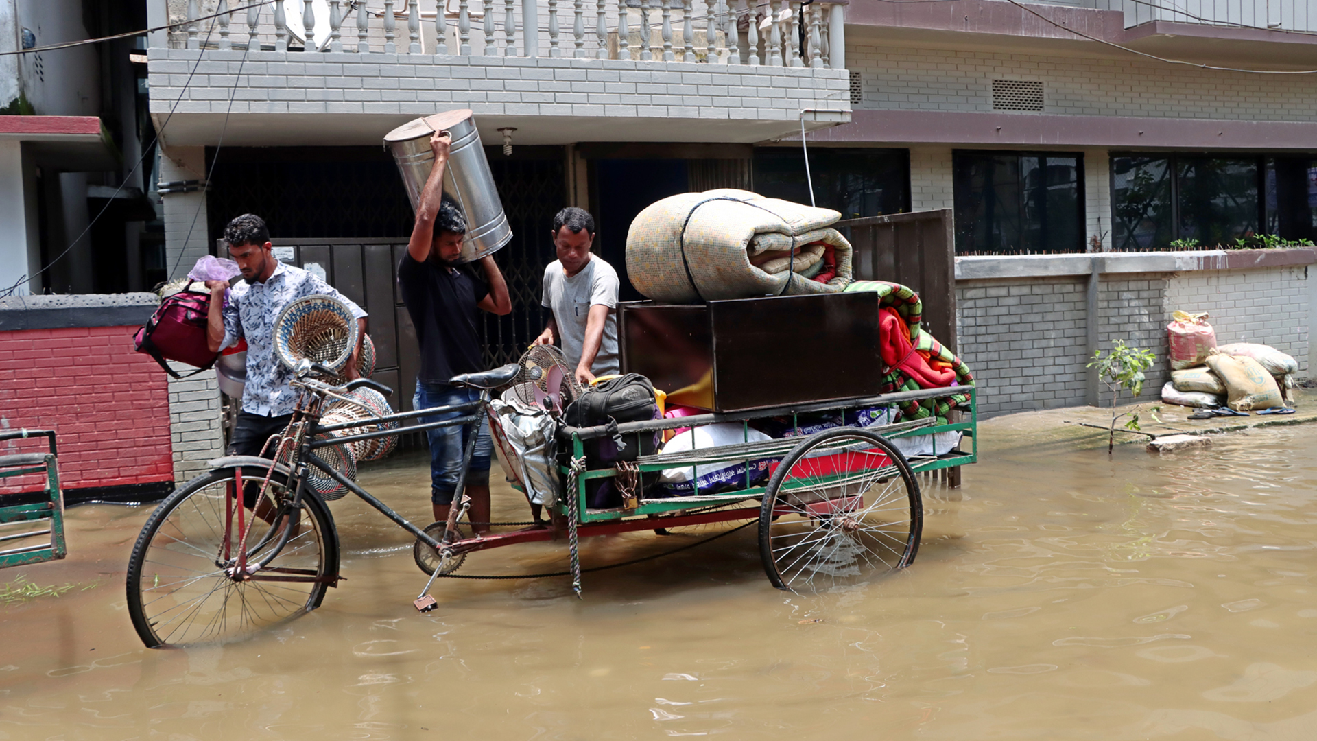 সিলেটের সীমান্ত এলাকায় বন্যা পরিস্থিতির কিছুটা উন্নতি হলেও নগরীতে অবনতি
