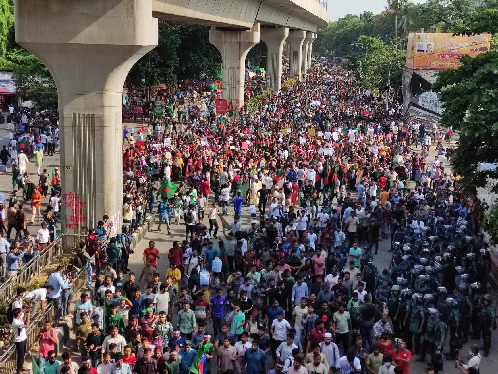 কোটা বাতিলের দাবিতে ‘বাংলা ব্লকেড’: রাজধানীসহ দেশের গুরুত্বপূর্ণ মোড়-মহাসড়ক অবরোধ