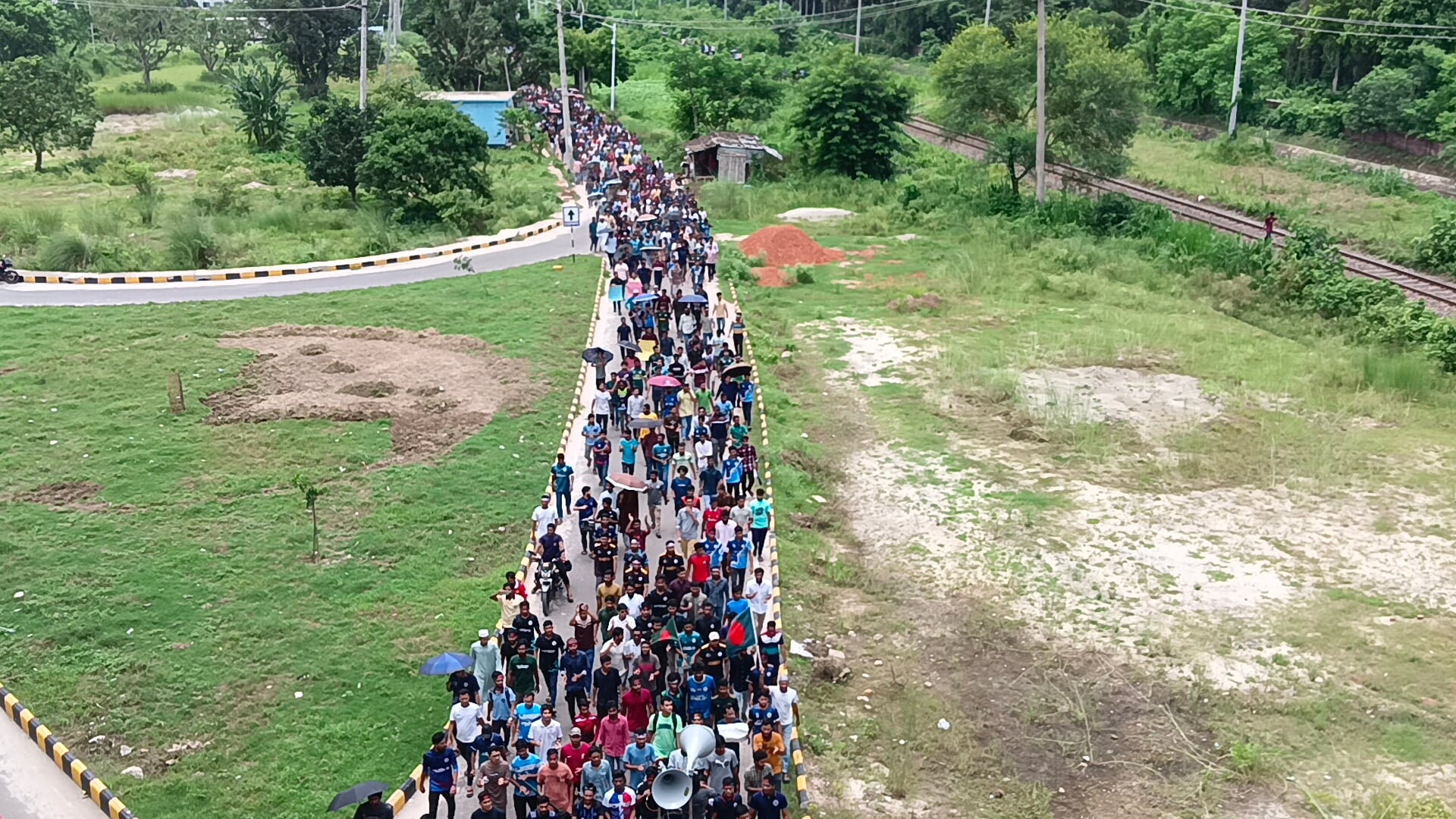 কোটা আন্দোলন: ঢাকা-রাজশাহী রেলপথ অবরোধ রাবি শিক্ষার্থীদের