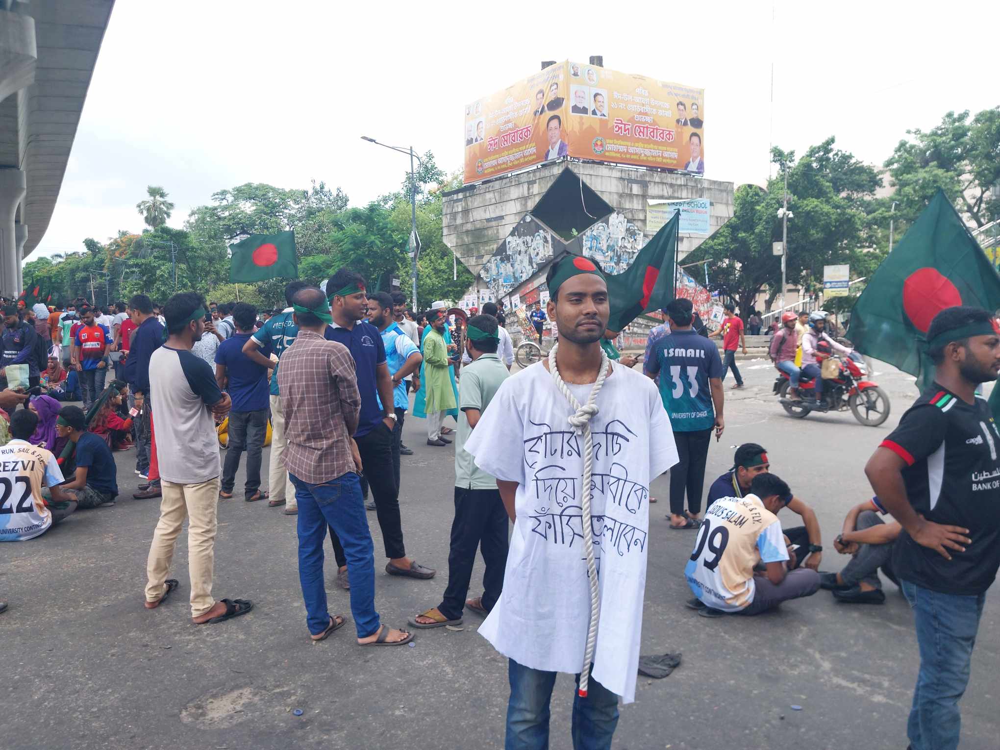 শিক্ষার্থীদের ‘বাংলা ব্লকেড’: দেশের গুরুত্বপূর্ণ সড়ক, মহাসড়ক, রেলপথ অবরুদ্ধ
