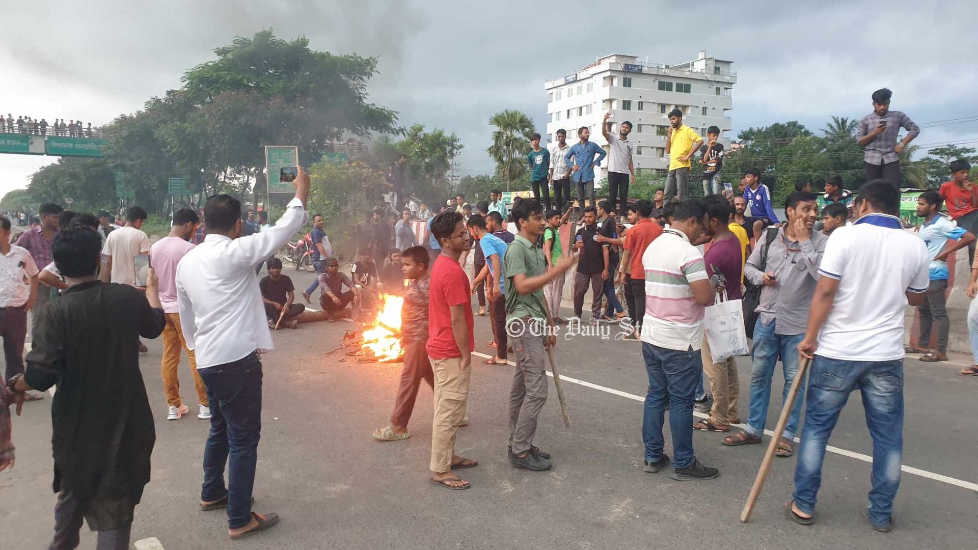 ঢাকা-চট্টগ্রাম মহাসড়কে টায়ারে আগুন জ্বালিয়ে শিক্ষার্থীদের বিক্ষোভ