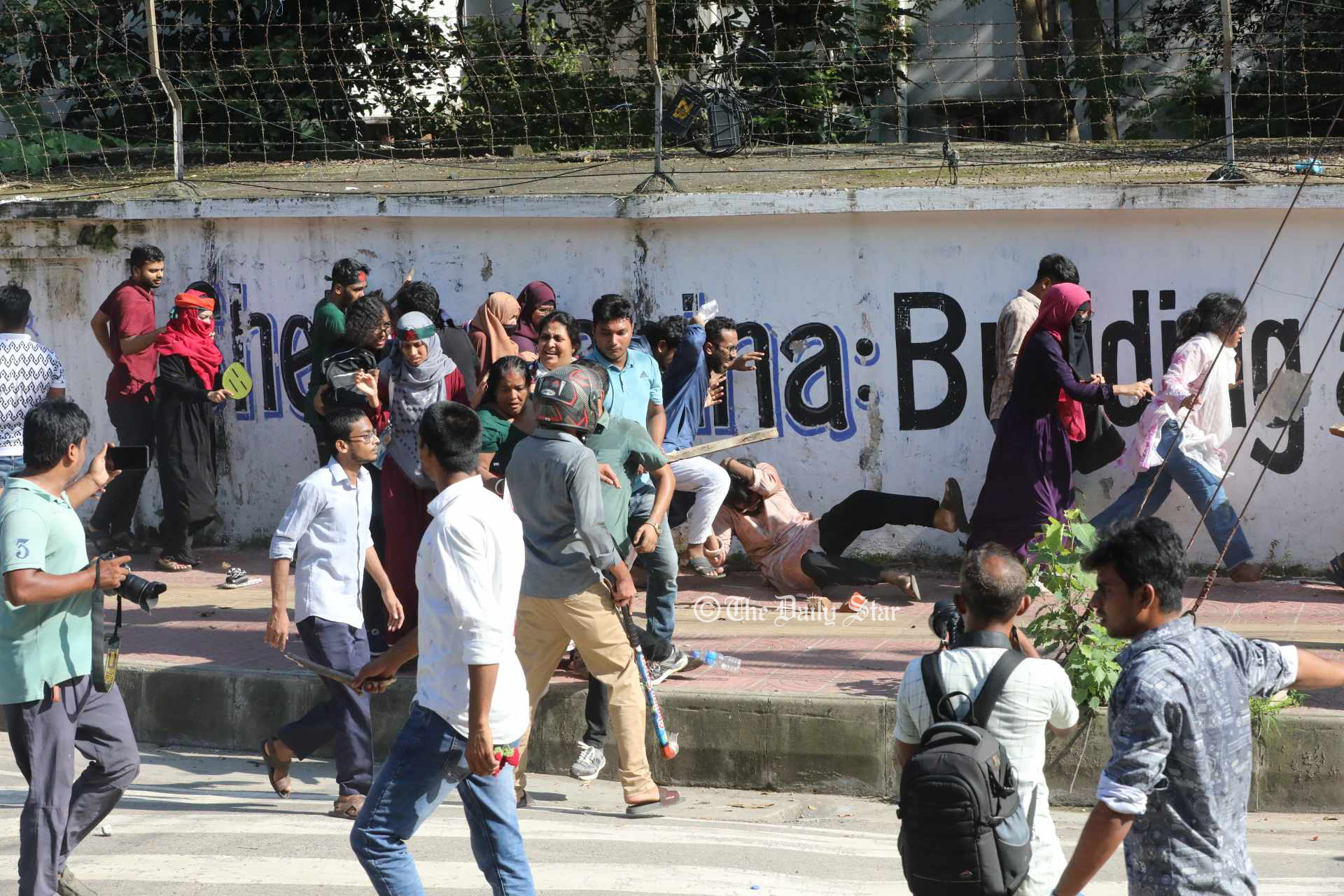 আন্দোলনকারীদের ‘রাজনৈতিকভাবে মোকাবিলা’ করছে ছাত্রলীগ-আ. লীগ