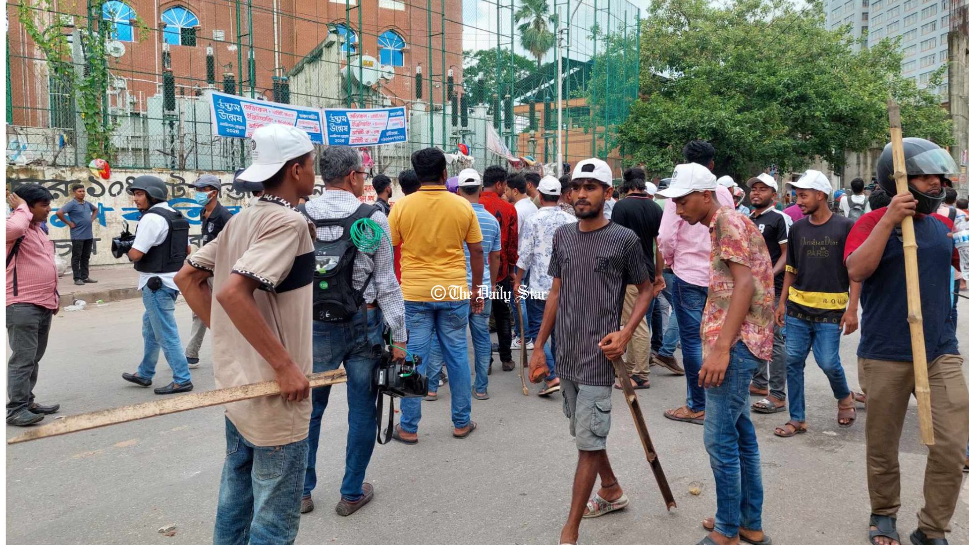 ঢাকা মেডিকেলে লাঠিসোটা নিয়ে ছাত্রলীগের শোডাউন, আবার হামলা