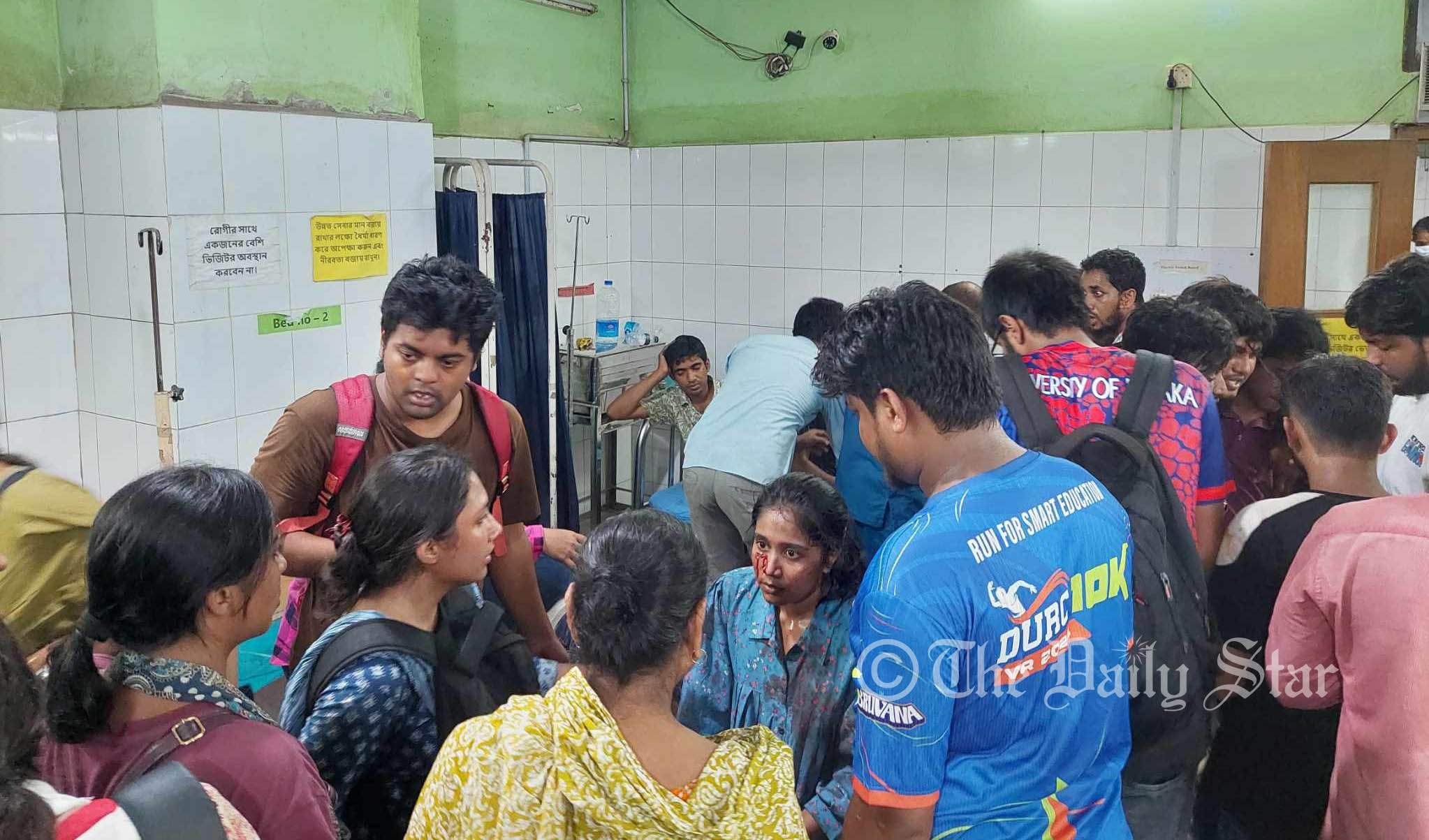 ঢামেকের জরুরি বিভাগে আহত শিক্ষার্থীদের ভিড়