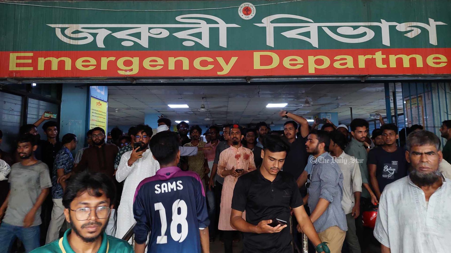 ঢামেকের জরুরি বিভাগে আড়াই ঘণ্টায় চিকিৎসা নিয়েছেন ১৫৫ জন