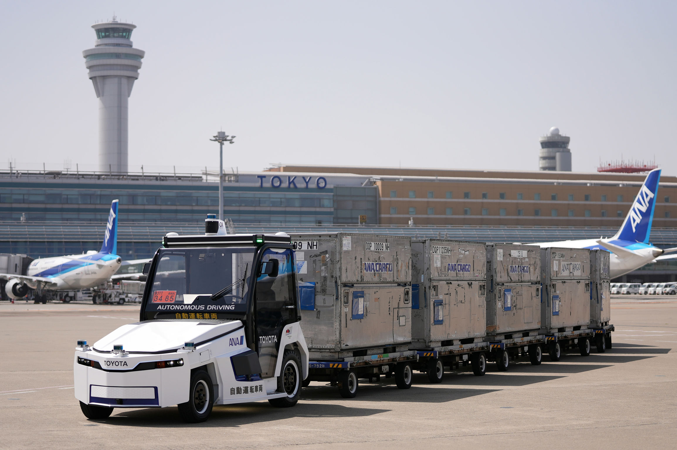 টোকিওর হানেদা বিমানবন্দরে মাল বহন করছে চালকবিহীন টয়োটা গাড়ি