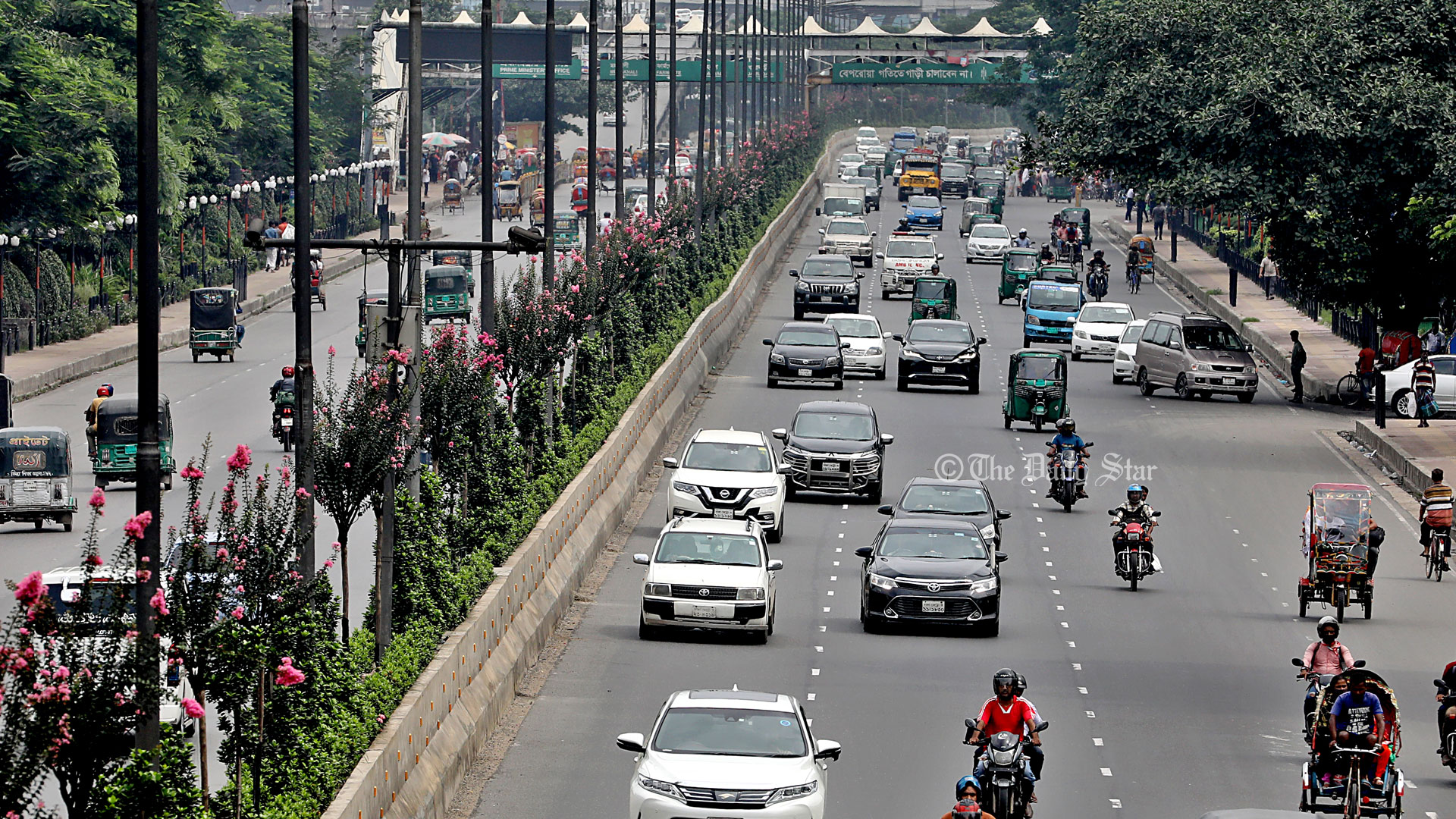 ঢাকাসহ ৪ জেলায় কারফিউ ৭ ঘণ্টা শিথিল, ৪ ঘণ্টার জন্য খুলছে অফিস