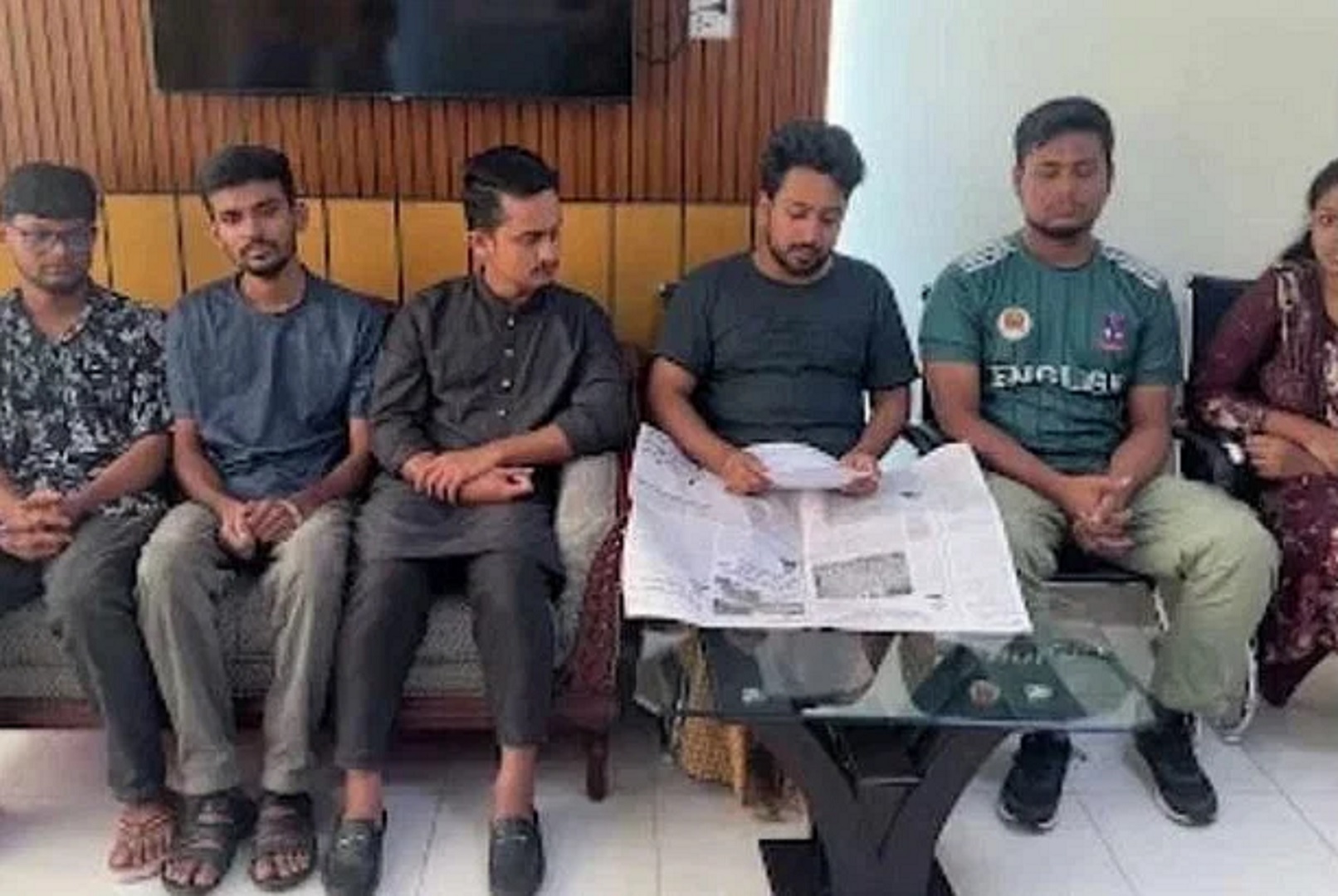 ছাড়া পেলেন ৬ সমন্বয়ক, গত ২ দিন ডিবি কার্যালয়ে তারা অনশনে ছিলেন