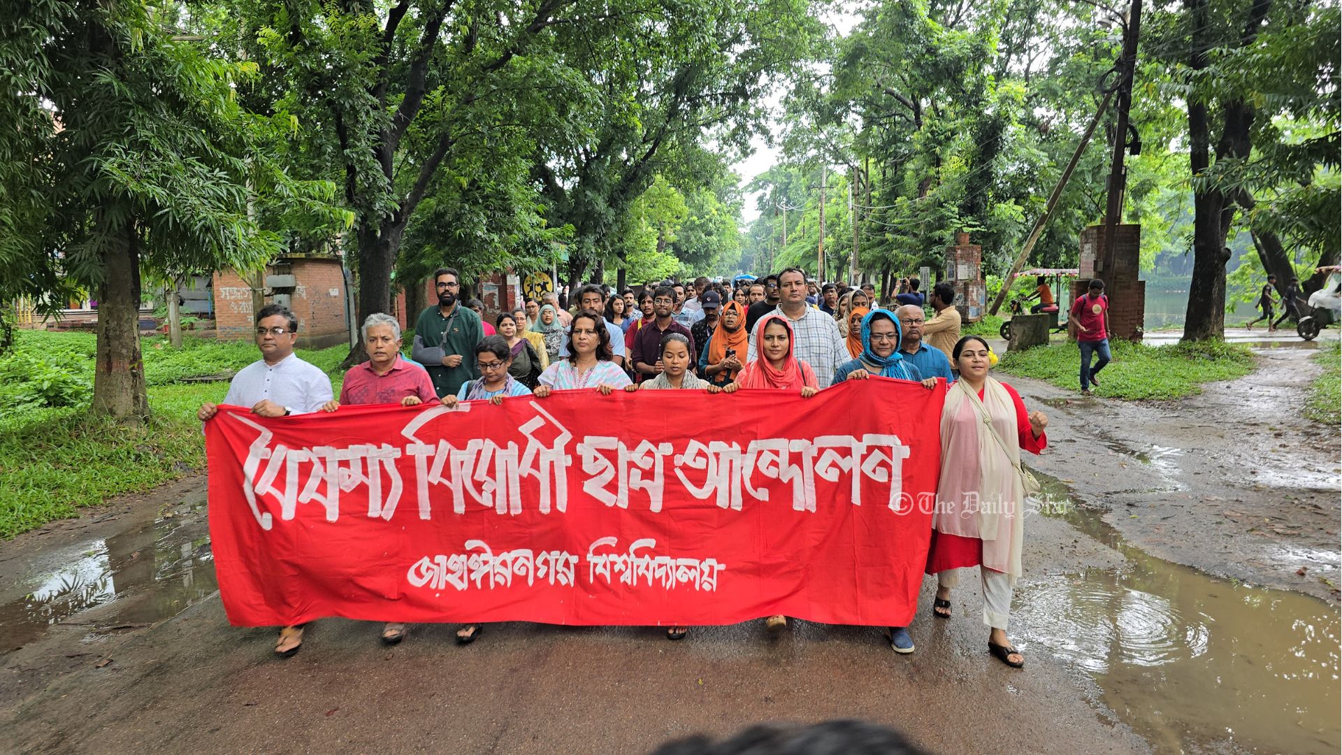 ‘ছাত্রকে বাঁচাতে গিয়ে শিক্ষকদের ধাক্কা দিয়ে ফেলে দেওয়া হয়েছে, আমরা তীব্র নিন্দা জানাই’