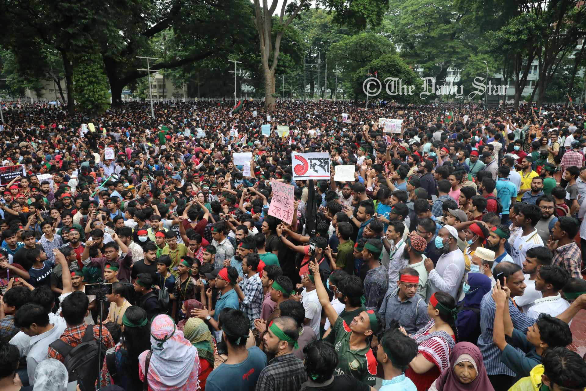 শহীদ মিনারে মানুষের ঢল