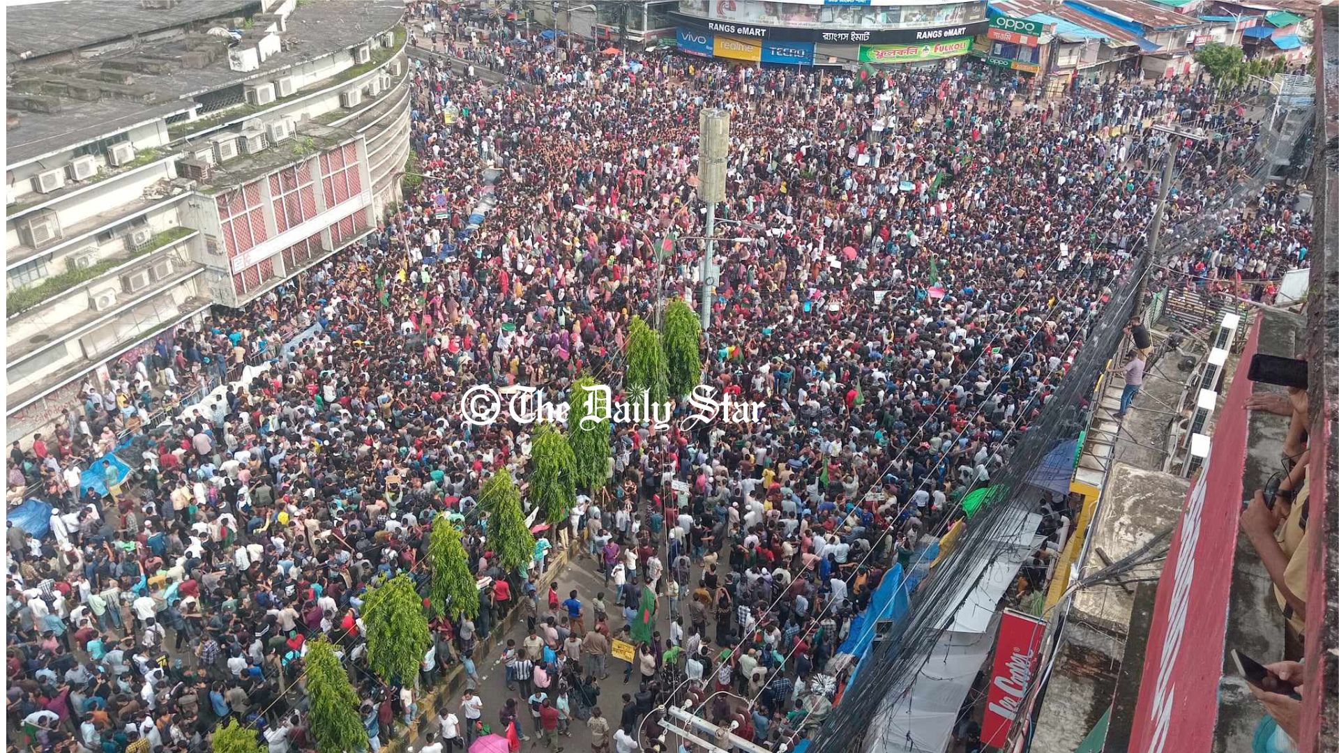 চট্টগ্রামের নিউমার্কেট মোড়ে ছাত্র-জনতার সমাবেশ