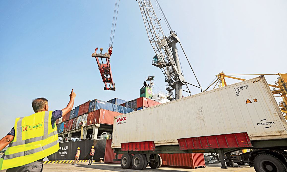 ধীরে ধীরে স্বাভাবিক হচ্ছে চট্টগ্রামে বন্দরের কাজ