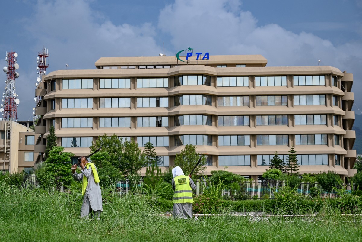 পাকিস্তানে নজরদারি বাড়াতে ইন্টারনেটে ধীরগতি, ব্যবসায় ধসের আশঙ্কা