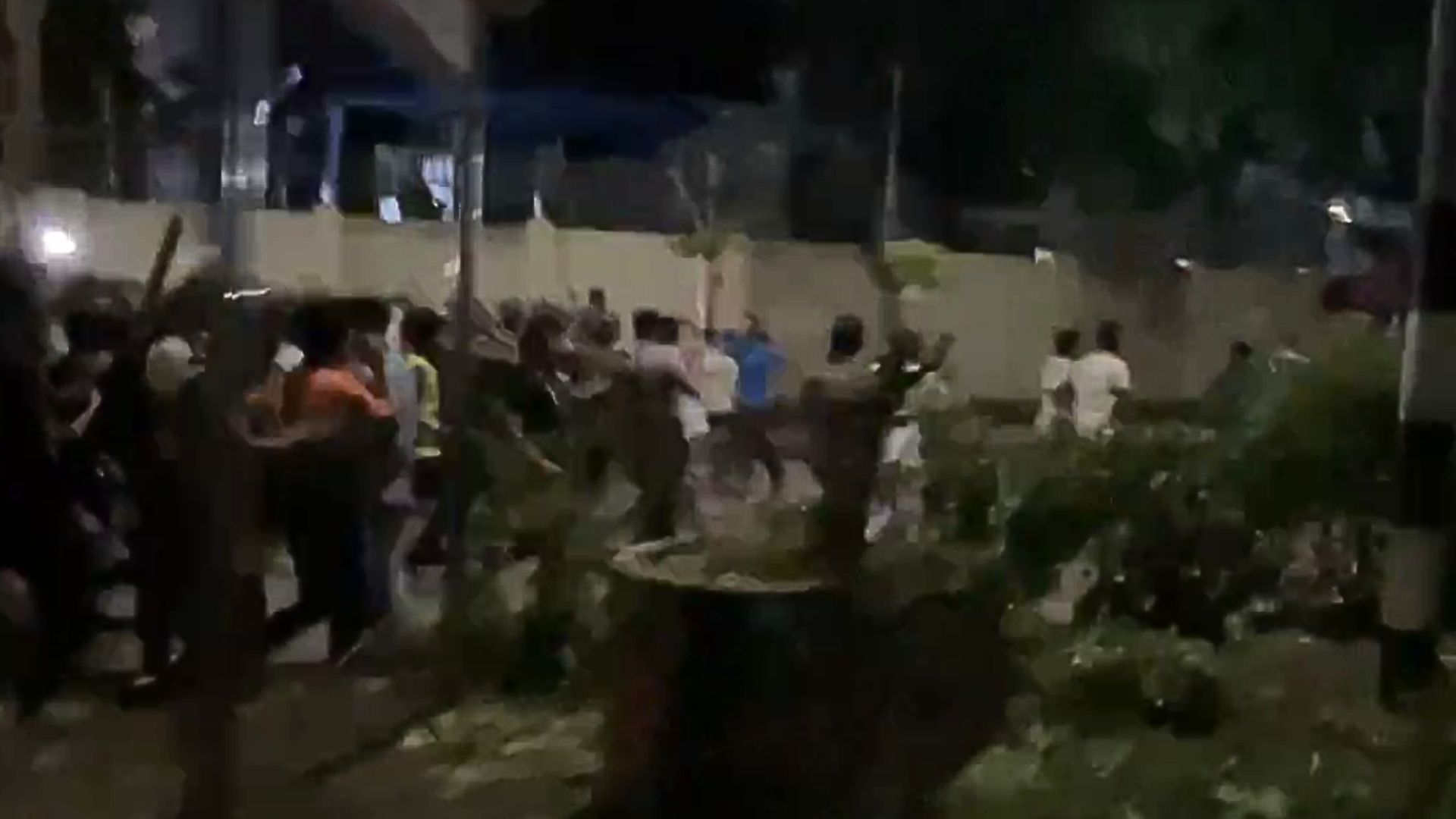 সচিবালয় ঘেরাও করা আনসারদের সঙ্গে ছাত্র-জনতার সংঘর্ষ