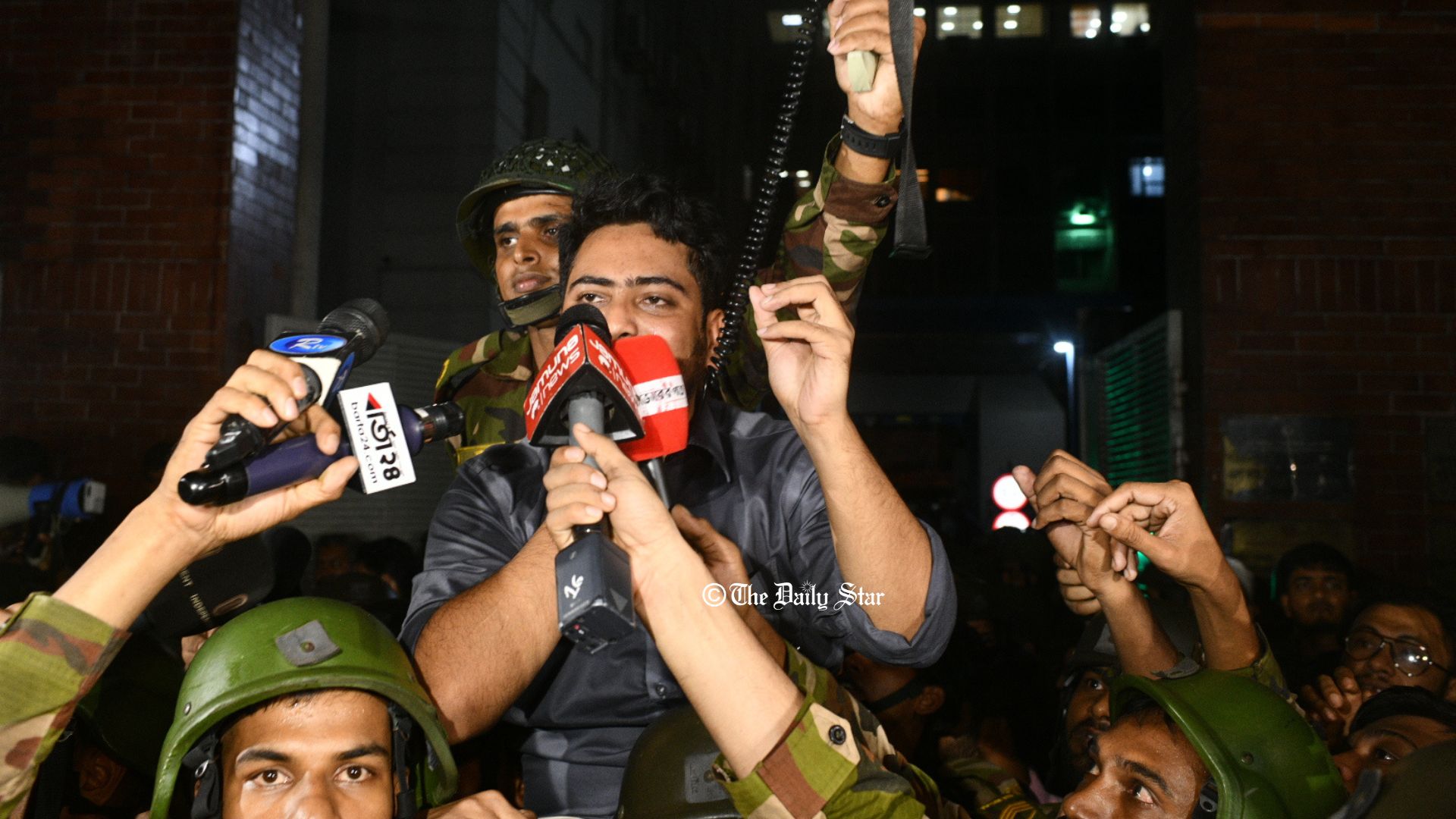 আনসারদের সচিবালয় ঘেরাও ষড়যন্ত্রের অংশ, জড়িতদের আইনের আওতায় আনা হবে: নাহিদ