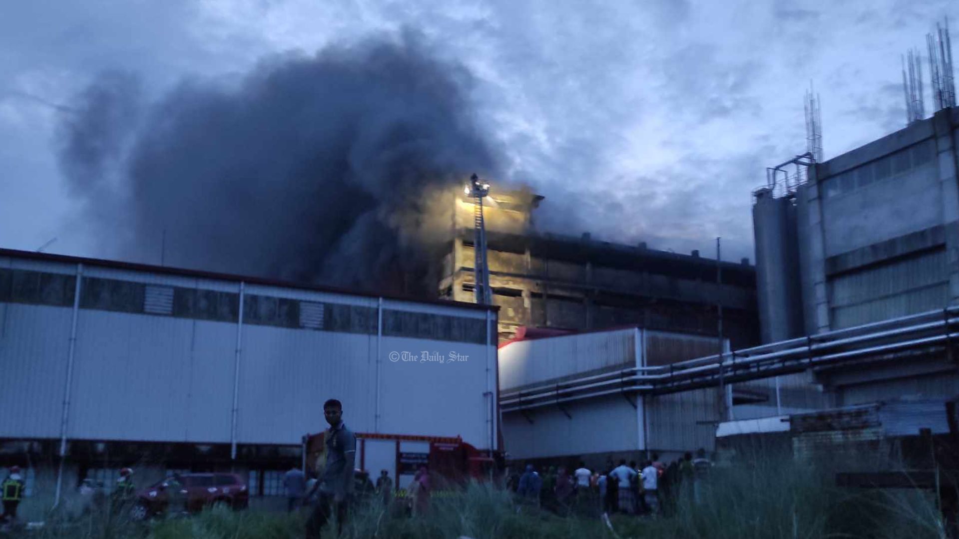 গাজী টায়ারস: ২১ ঘণ্টায়ও নেভেনি আগুন, লুটপাট চলছে এখনো