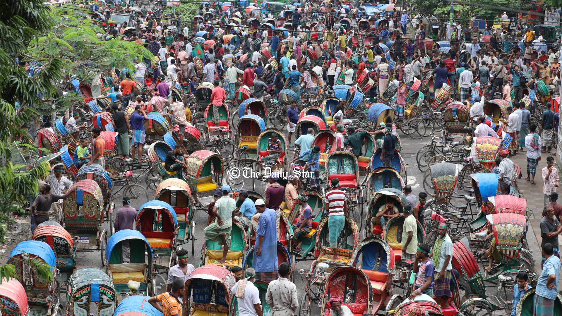 ব্যাটারিচালিত রিকশা বন্ধের দাবিতে প্যাডেলচালিত রিকশাচালকদের বিক্ষোভ