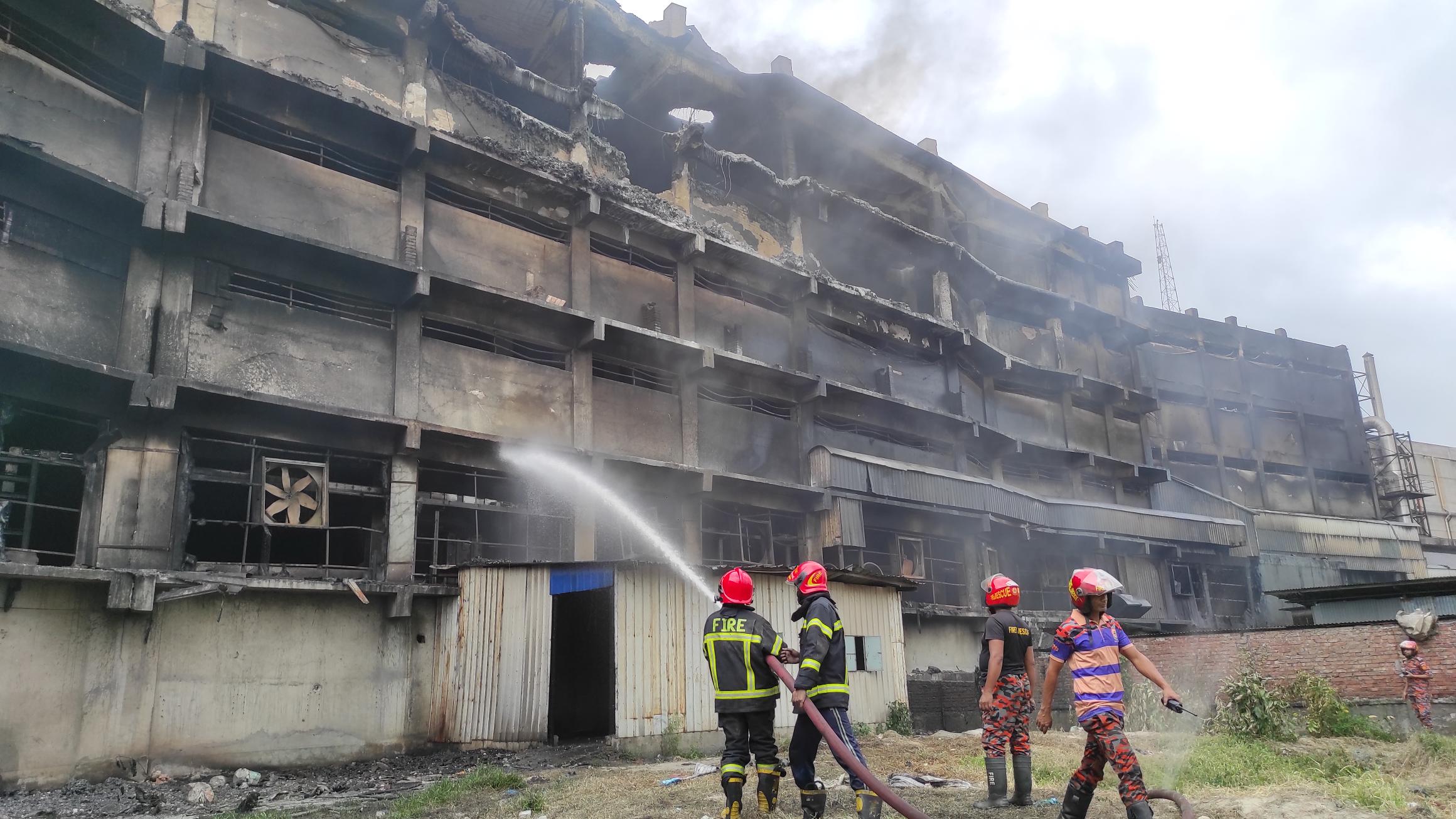গাজী টায়ারস কারখানার আগুন নিভেছে, শুরু হয়নি উদ্ধার অভিযান