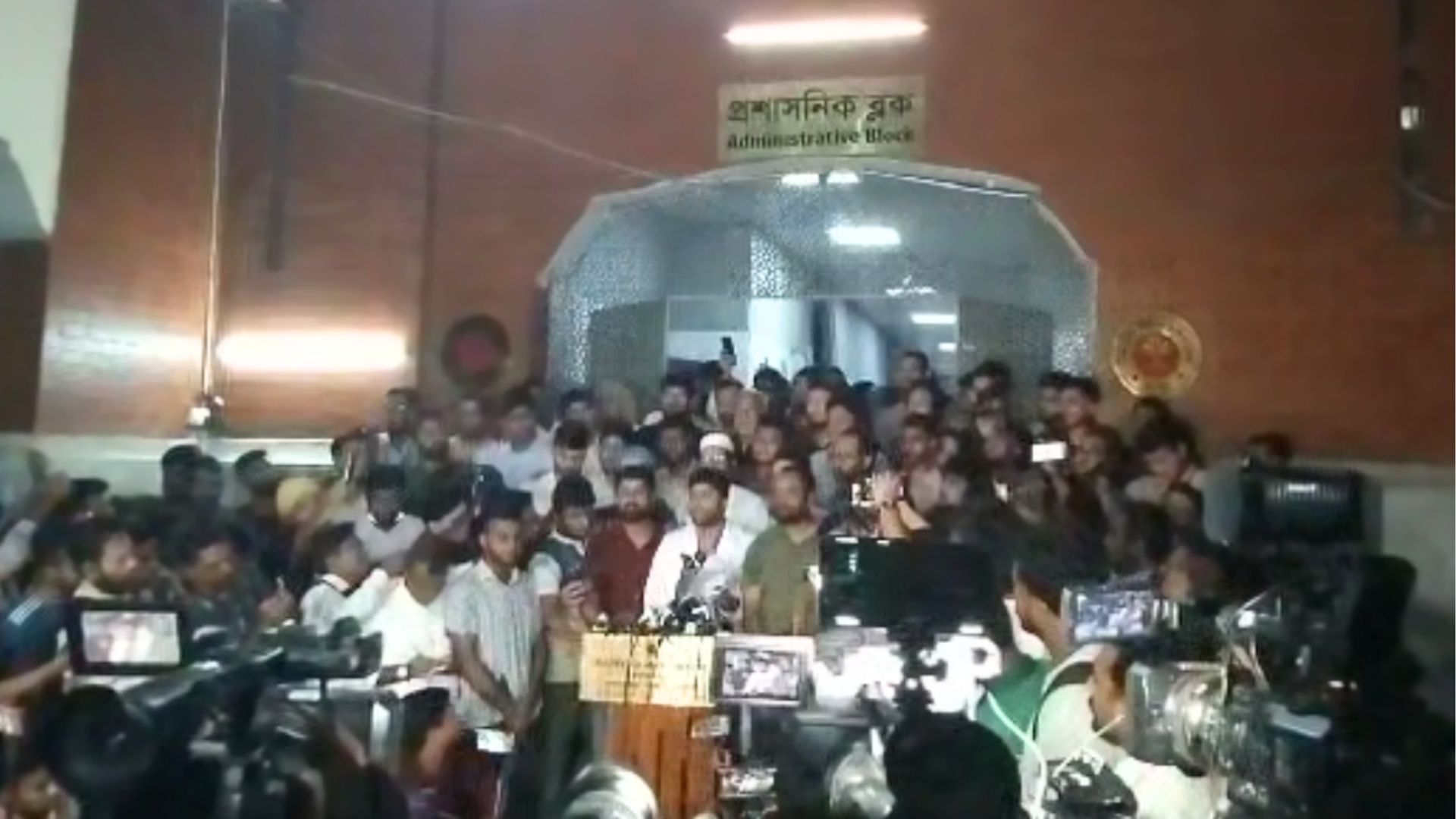 জরুরি বিভাগ ‘শর্ত সাপেক্ষে’ চালু থাকবে: আন্দোলনরত চিকিৎসকরা