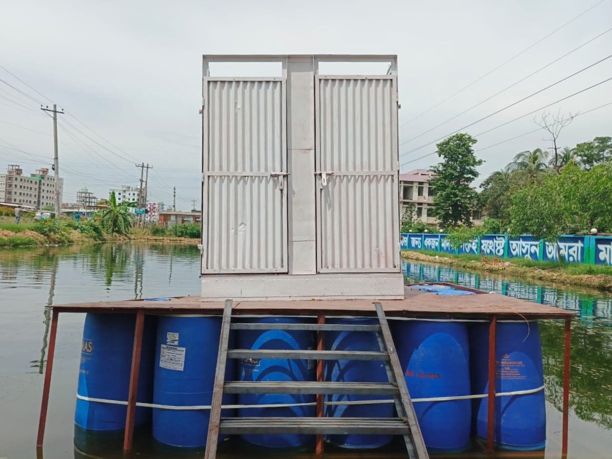 বন্যায় ভাসমান টয়লেট
