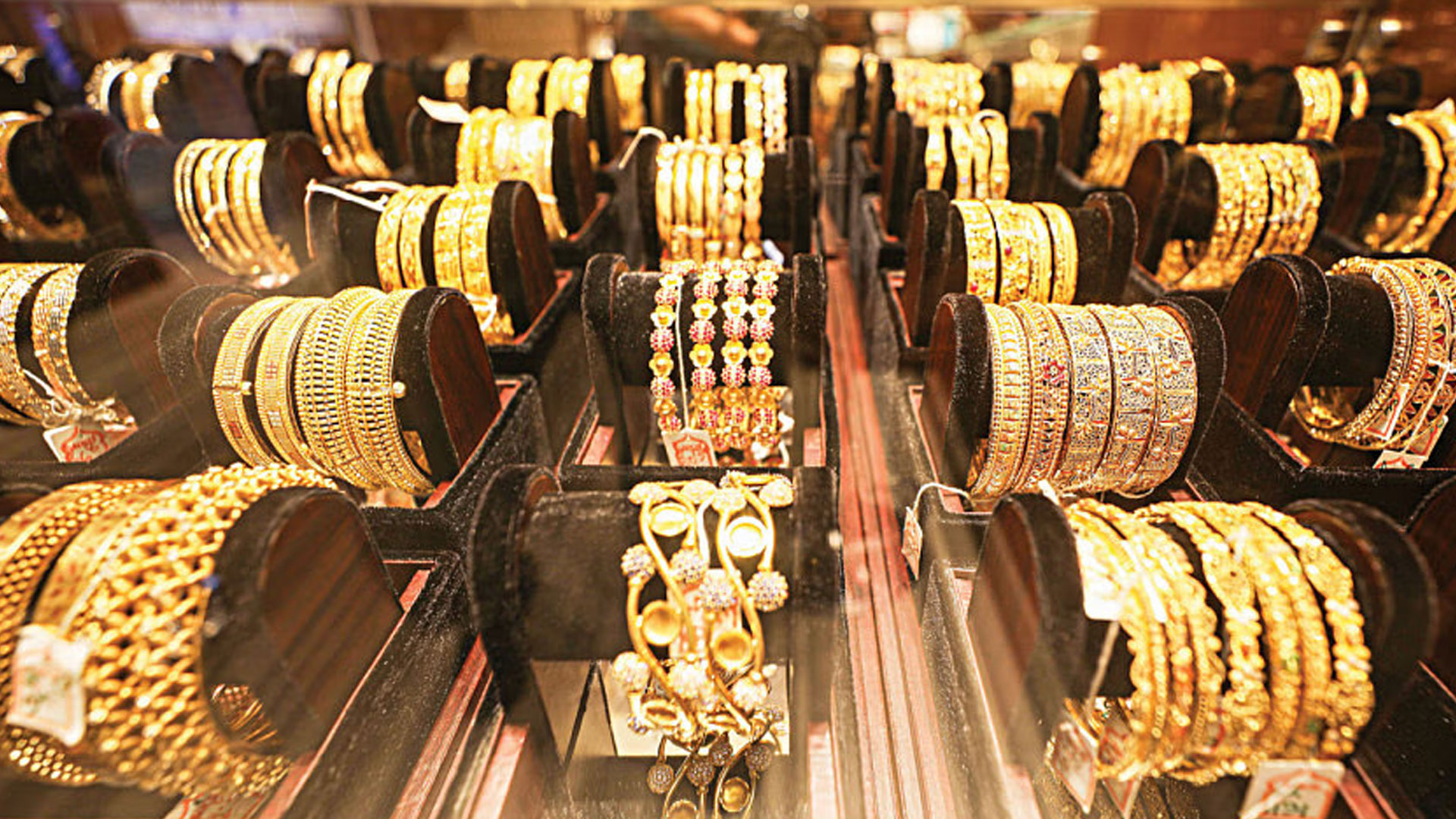 স্বর্ণের দাম কেন বেড়েই চলেছে