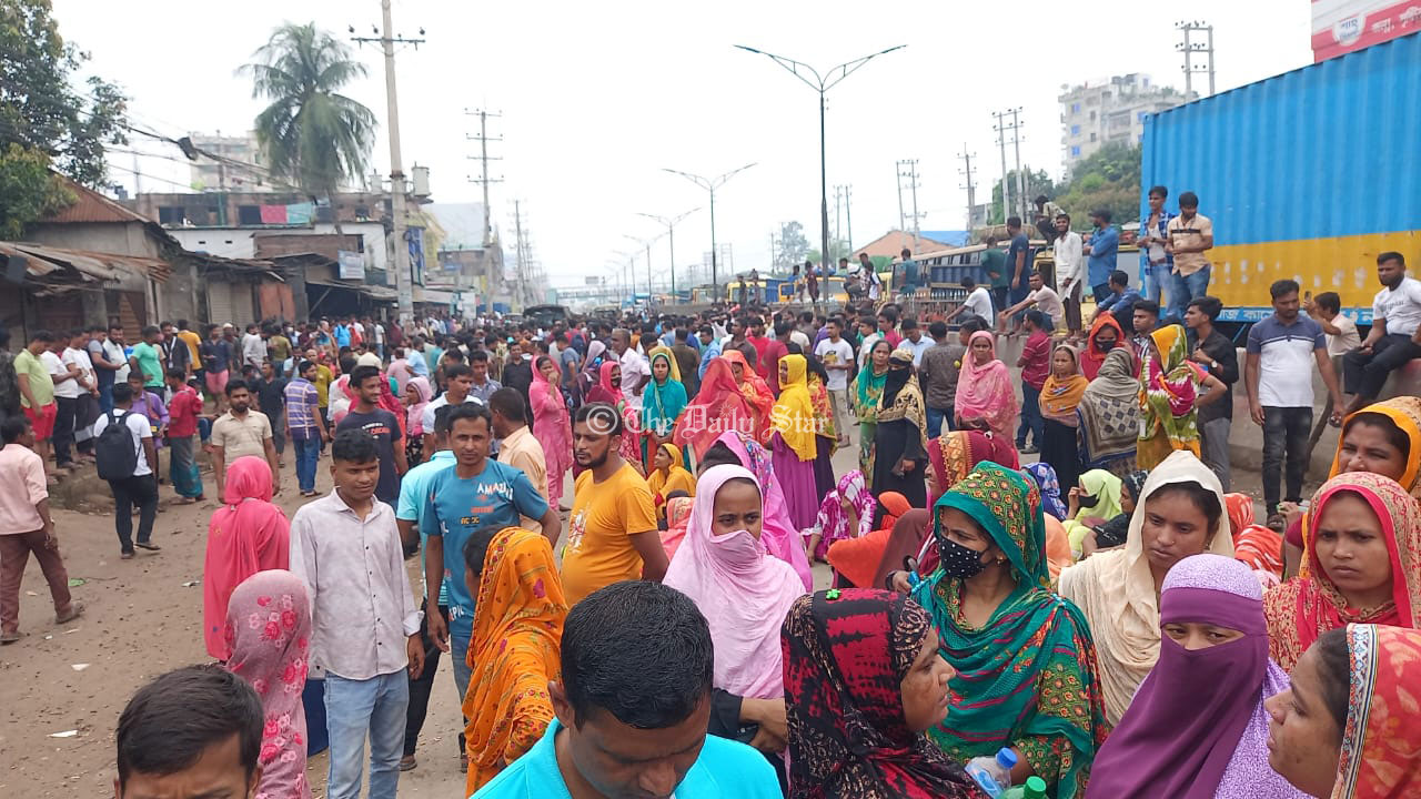 বকেয়া ও কারখানা খোলার দাবিতে পোশাক শ্রমিকদের নবীনগর-চন্দ্রা সড়ক অবরোধ