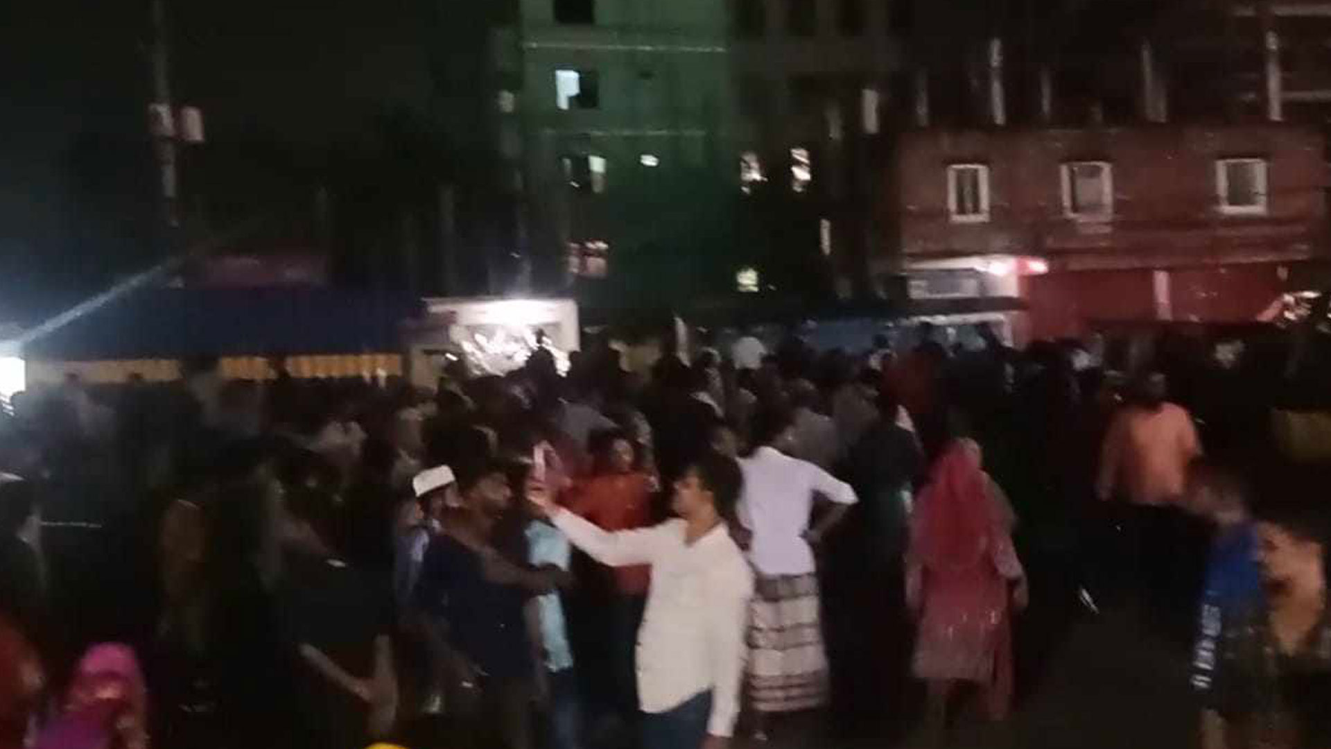 বকেয়া বেতন দাবিতে ঢাকা-ময়মনসিংহ মহাসড়ক অবরোধ পোশাক শ্রমিকদের