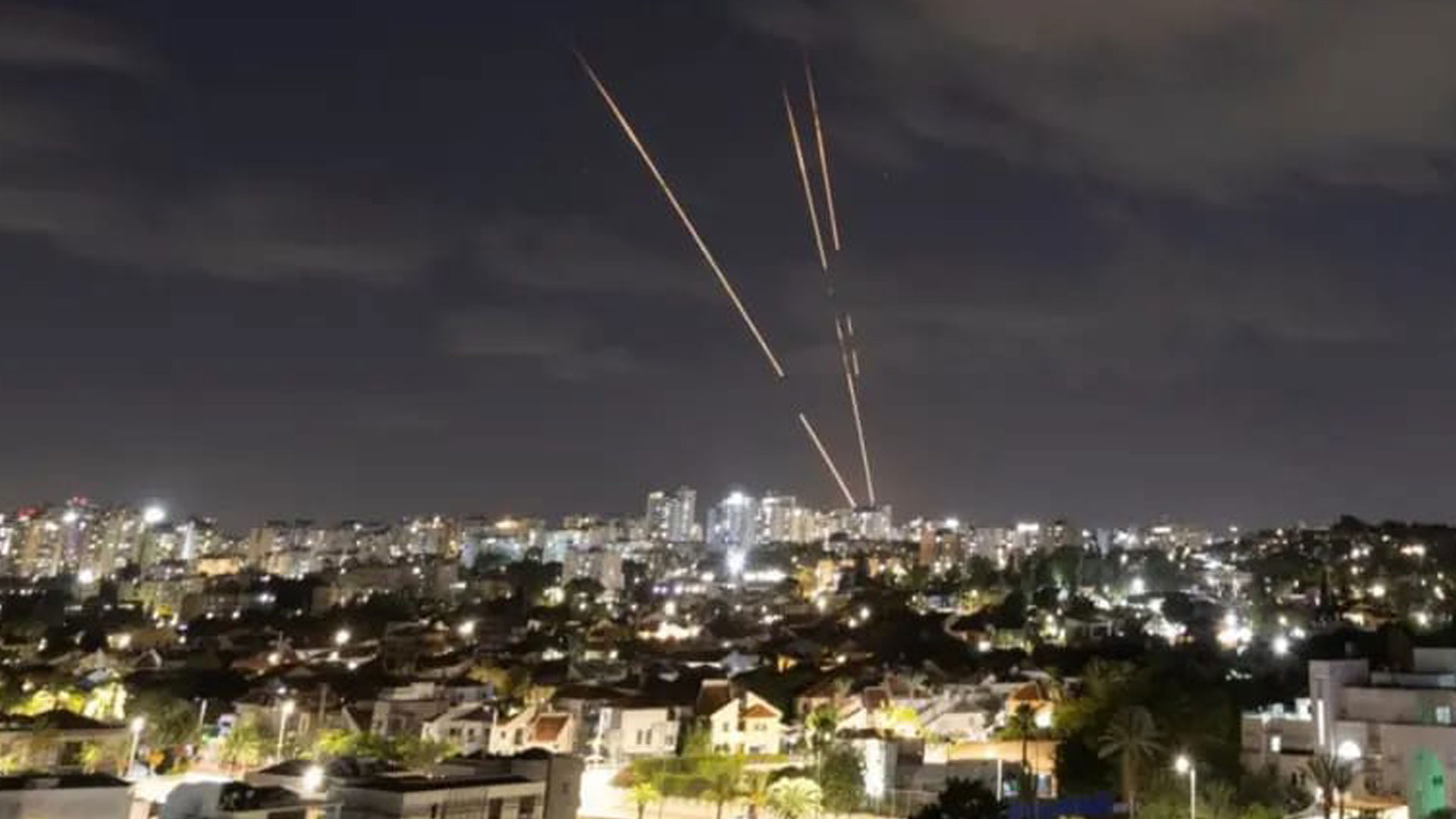 ইরান থেকে ক্ষেপণাস্ত্র হামলা শুরু হয়েছে, দাবি ইসরায়েলি সামরিক বাহিনীর