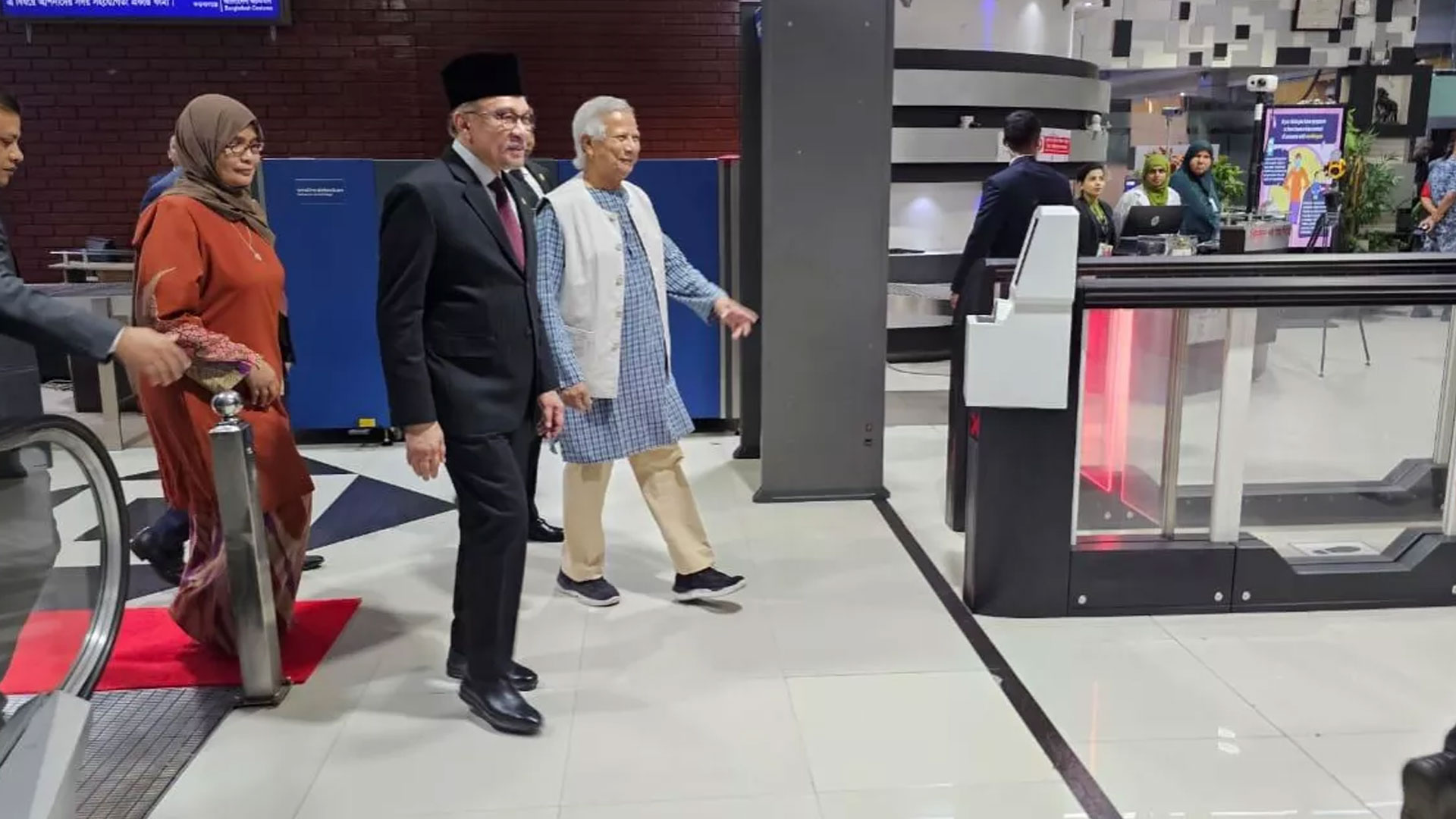 ঢাকায় পৌঁছেছেন মালয়েশিয়ার প্রধানমন্ত্রী