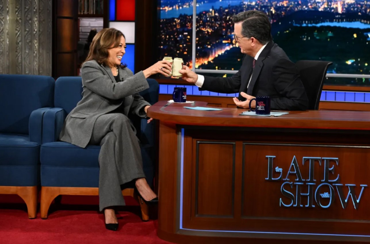 কেন টিভি অনুষ্ঠানে বিয়ার খেলেন কমলা হ্যারিস