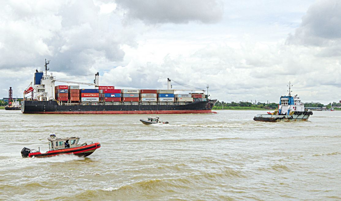 লাইটার জাহাজে পণ্য পরিবহন নতুন নীতিমালা ৬ মাসের জন্য স্থগিত