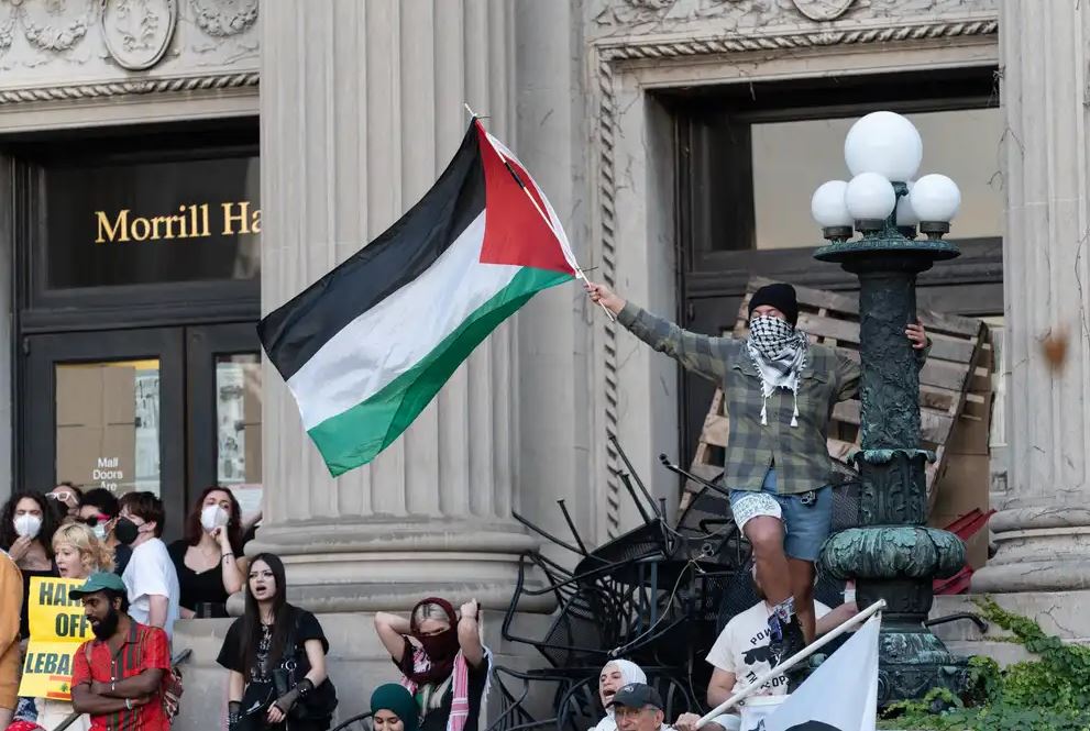 মিনেসোটা বিশ্ববিদ্যালয়ে ইসরায়েলি গণহত্যা বিরোধী বিক্ষোভের জেরে শিক্ষার্থী গ্রেপ্তার