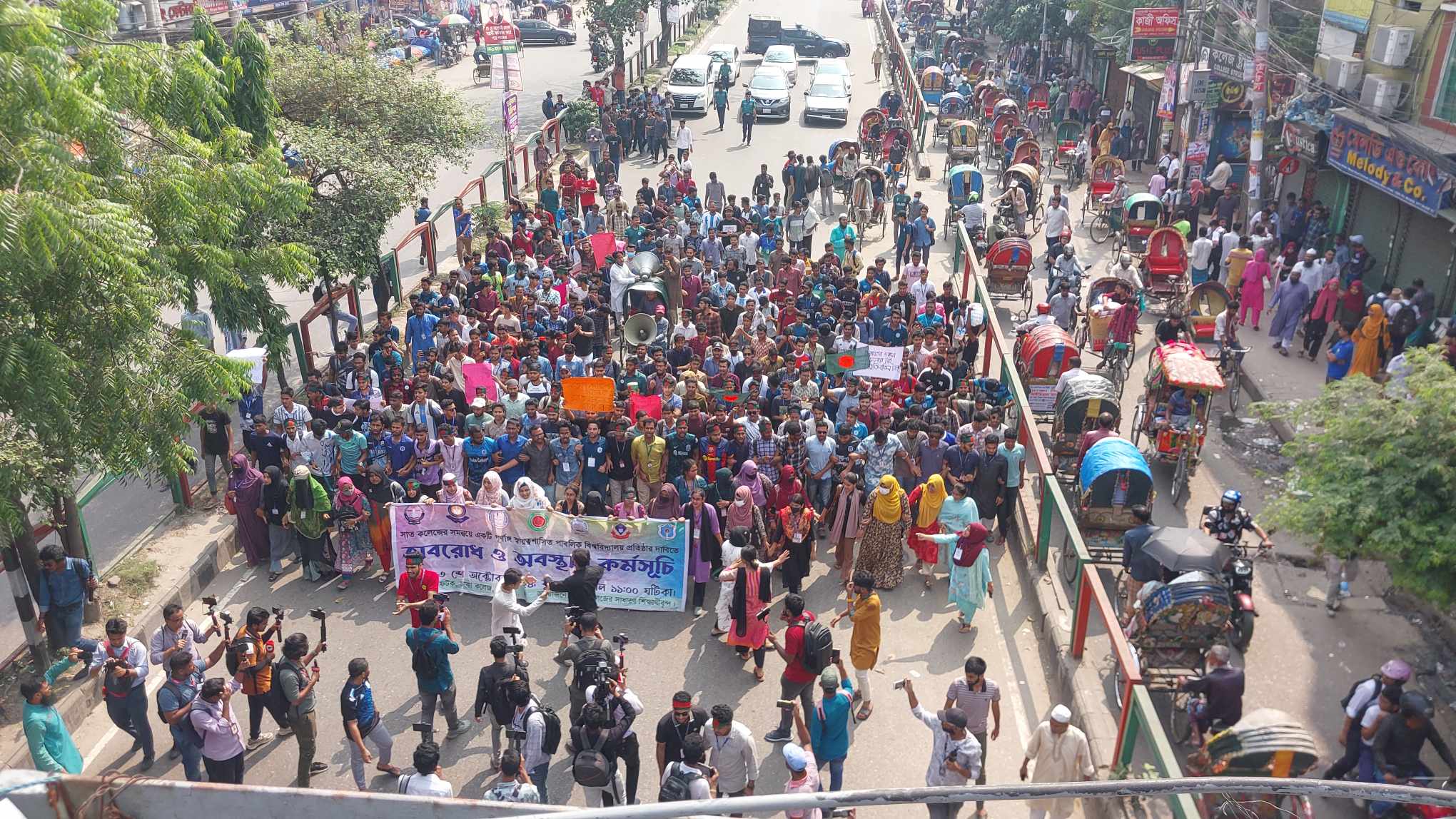 স্বতন্ত্র বিশ্ববিদ্যালয়ের দাবিতে সাত কলেজ শিক্ষার্থীদের সায়েন্সল্যাব মোড় অবরোধ