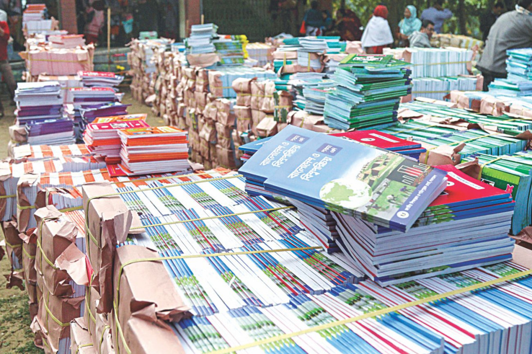 বিনামূল্যে পাঠ্যপুস্তক বিতরণ: সময়ের সঙ্গে প্রতিযোগিতায় সরকার