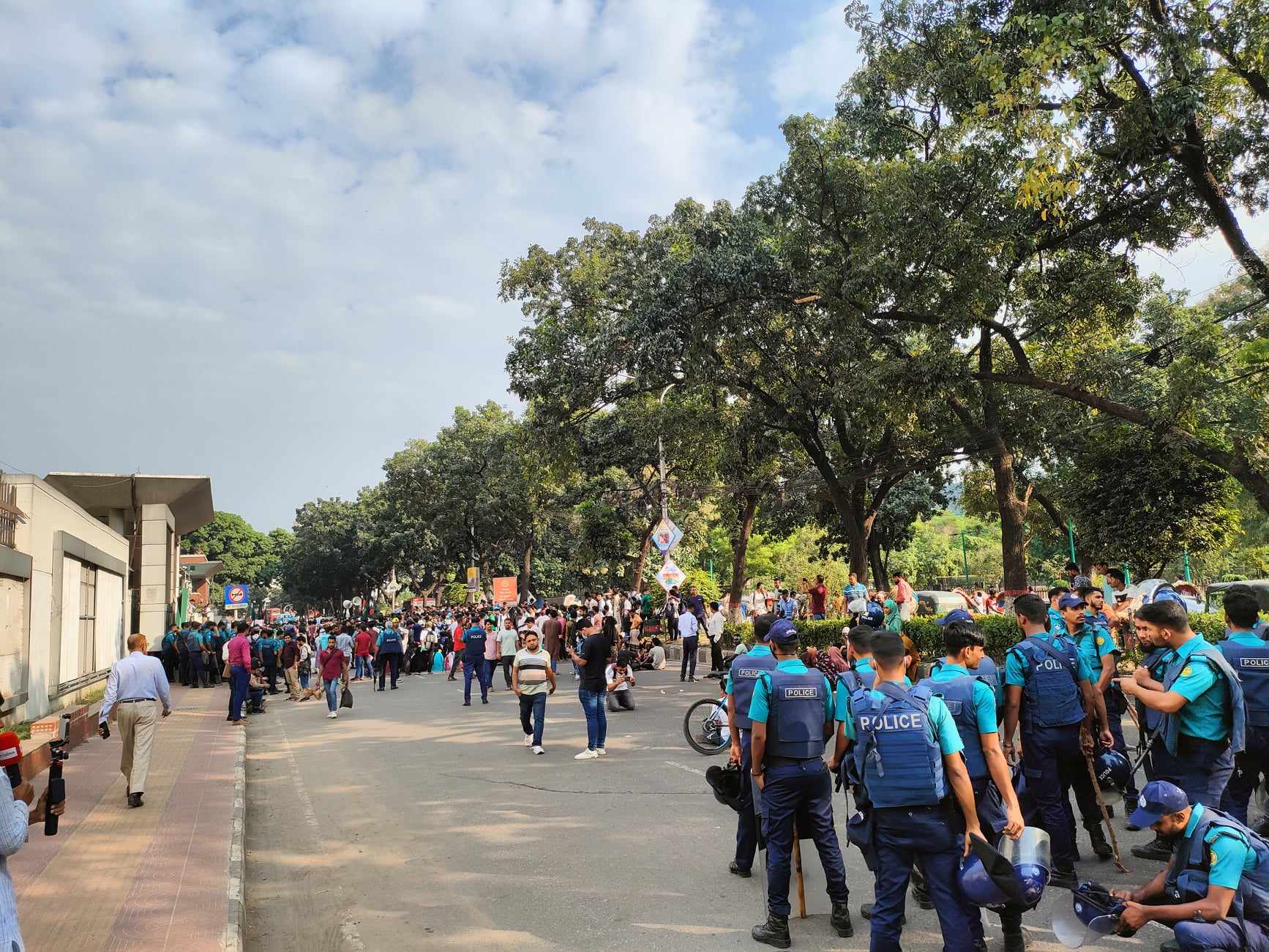 জবি শিক্ষার্থীদের অবস্থান, সচিবালয়ের সব গেট বন্ধ