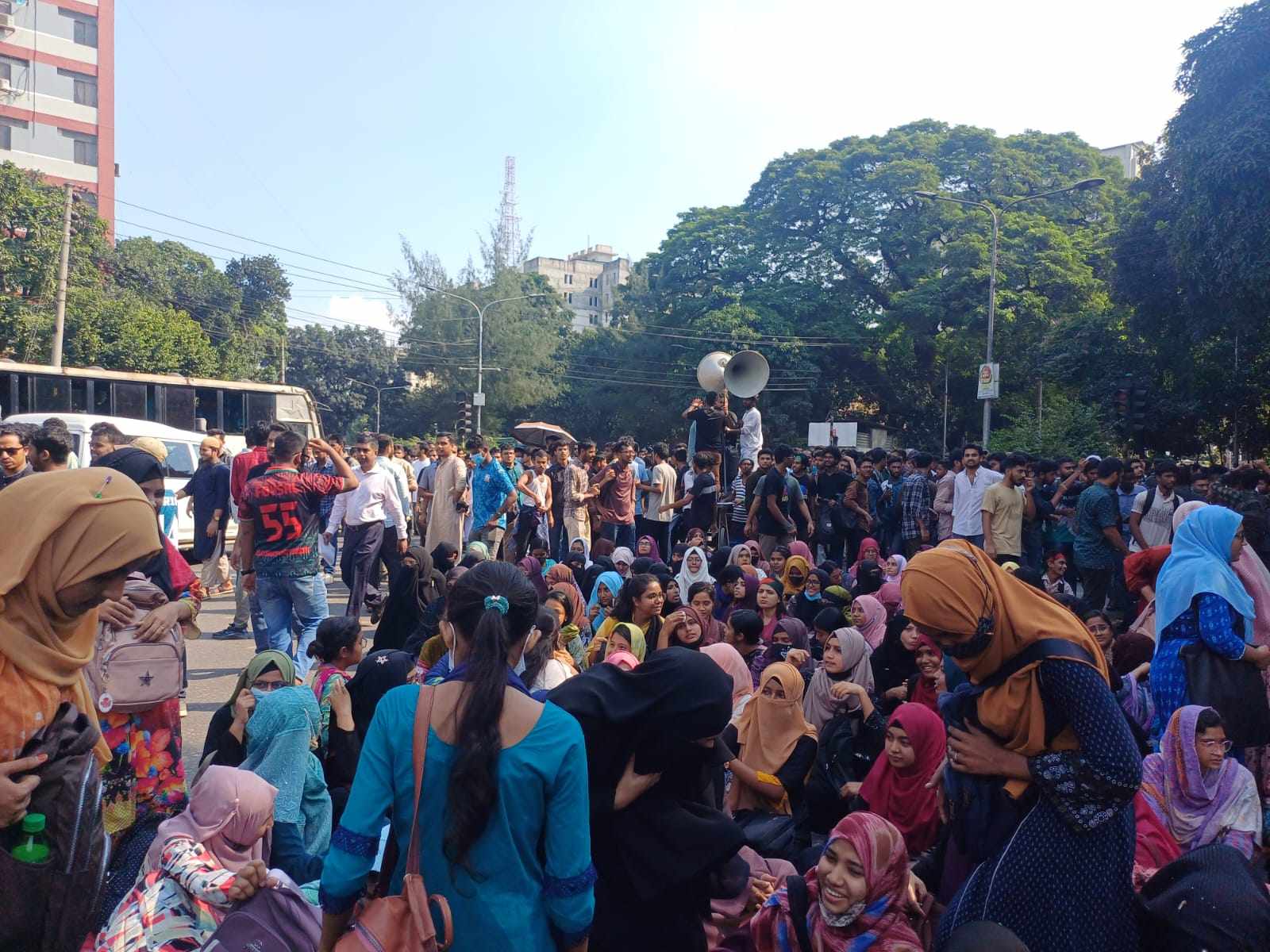 ৩ দফা দাবিতে শিক্ষাভবন ঘেরাও জবি শিক্ষার্থীদের