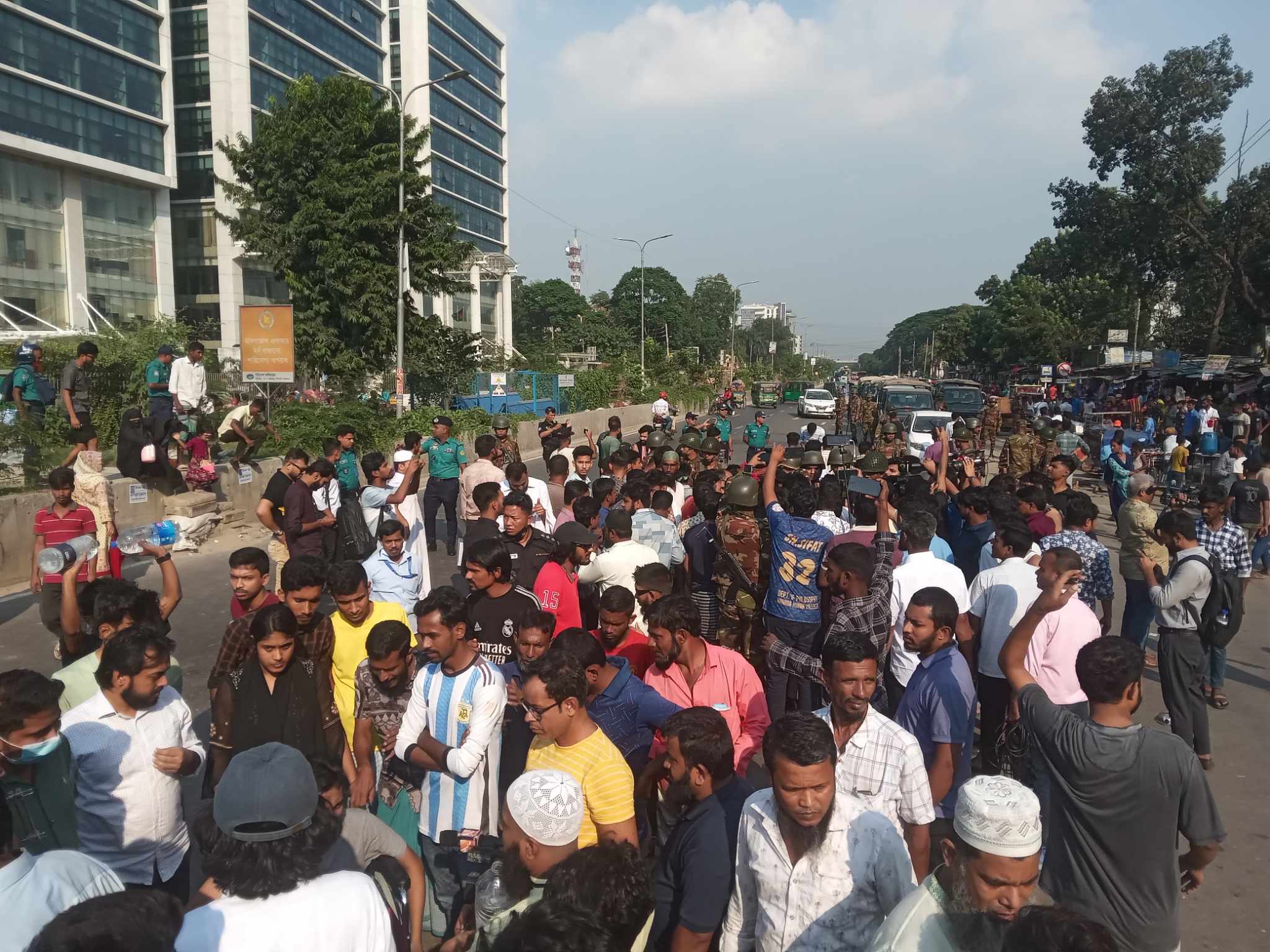 পঙ্গু হাসপাতালে আন্দোলনে আহতদের ক্ষোভের মুখে পড়লেন স্বাস্থ্য উপদেষ্টা