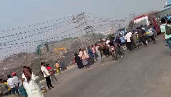 বকেয়ার দাবিতে বেক্সিমকো শ্রমিকদের ঢাকা-টাঙ্গাইল মহাসড়ক অবরোধ