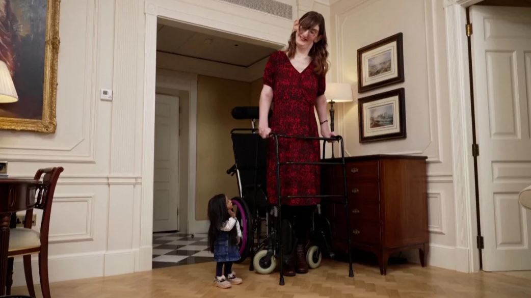 একসঙ্গে চা খেলেন বিশ্বের সবচেয়ে লম্বা আর খাটো নারী