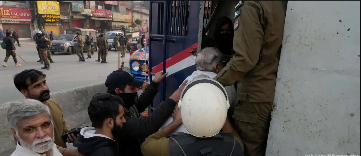 পাকিস্তানে ইমরান খানের হাজারো সমর্থক গ্রেপ্তার