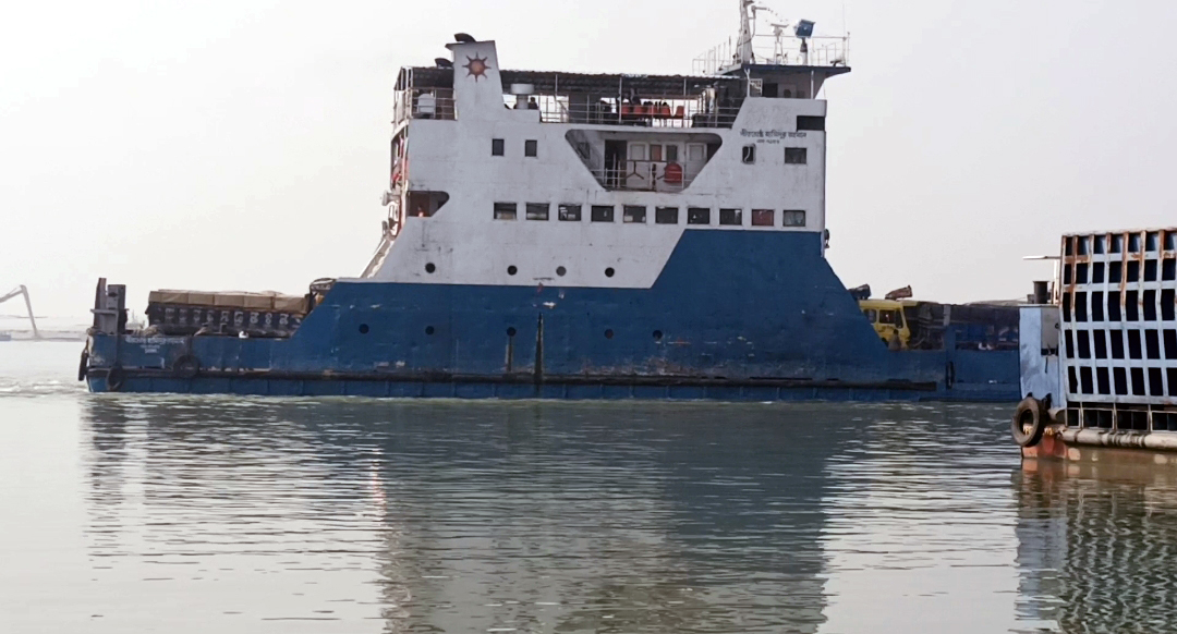 ঘন কুয়াশায় ৬ ঘণ্টা পর আরিচা-কাজিরহাট পাটুরিয়া-দৌলতদিয়া ফেরি চলাচল শুরু