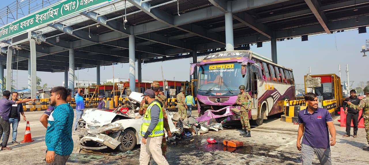 এক্সপ্রেসওয়ের টোলপ্লাজায় থেমে থাকা প্রাইভেট কার-মাইক্রোবাসে বাসের ধাক্কা, নিহত ৫