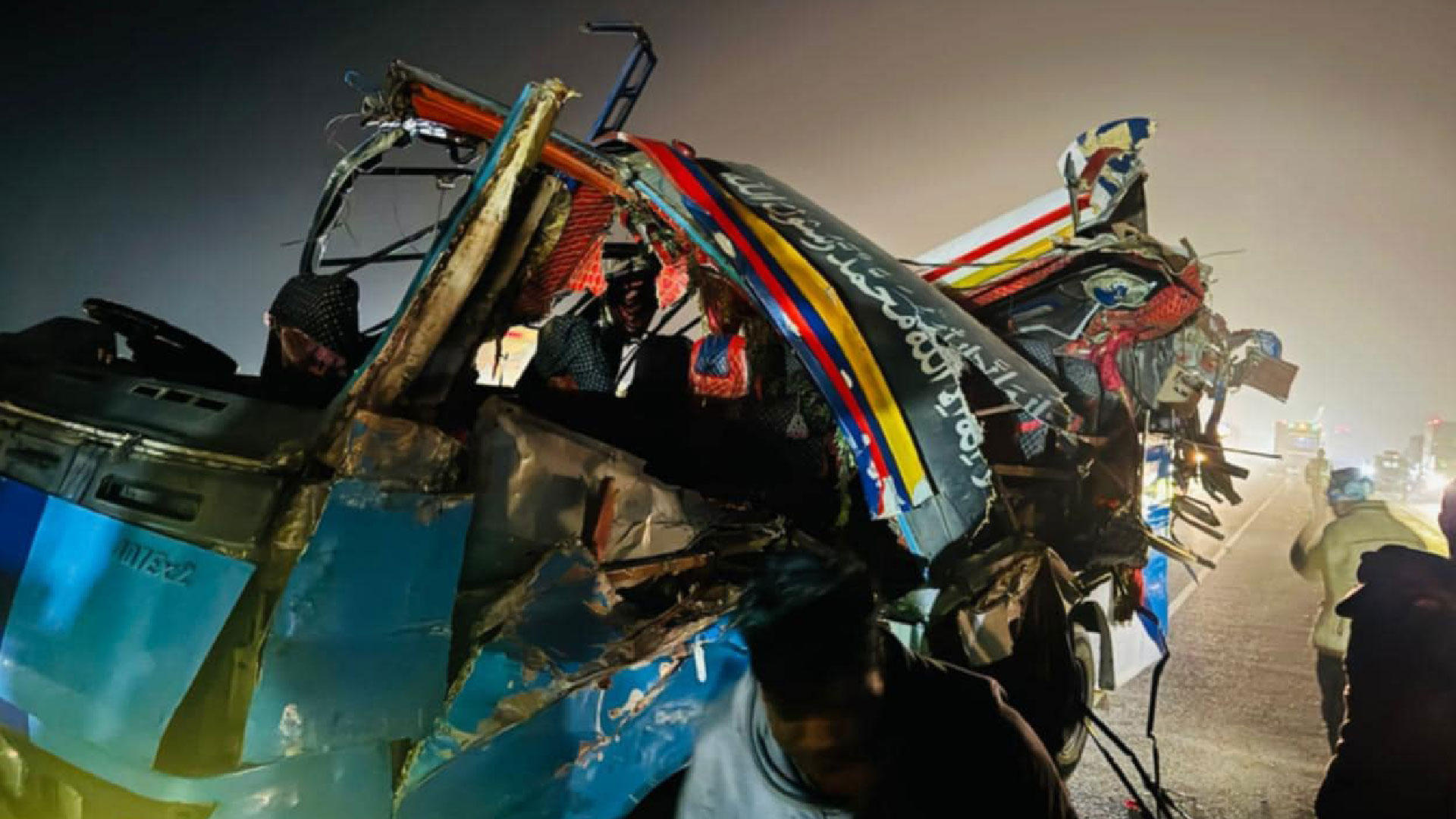 ঢাকা-মাওয়া এক্সপ্রেসওয়েতে কাভার্ড ভ্যানের পেছনে বাসের ধাক্কা, নিহত ২