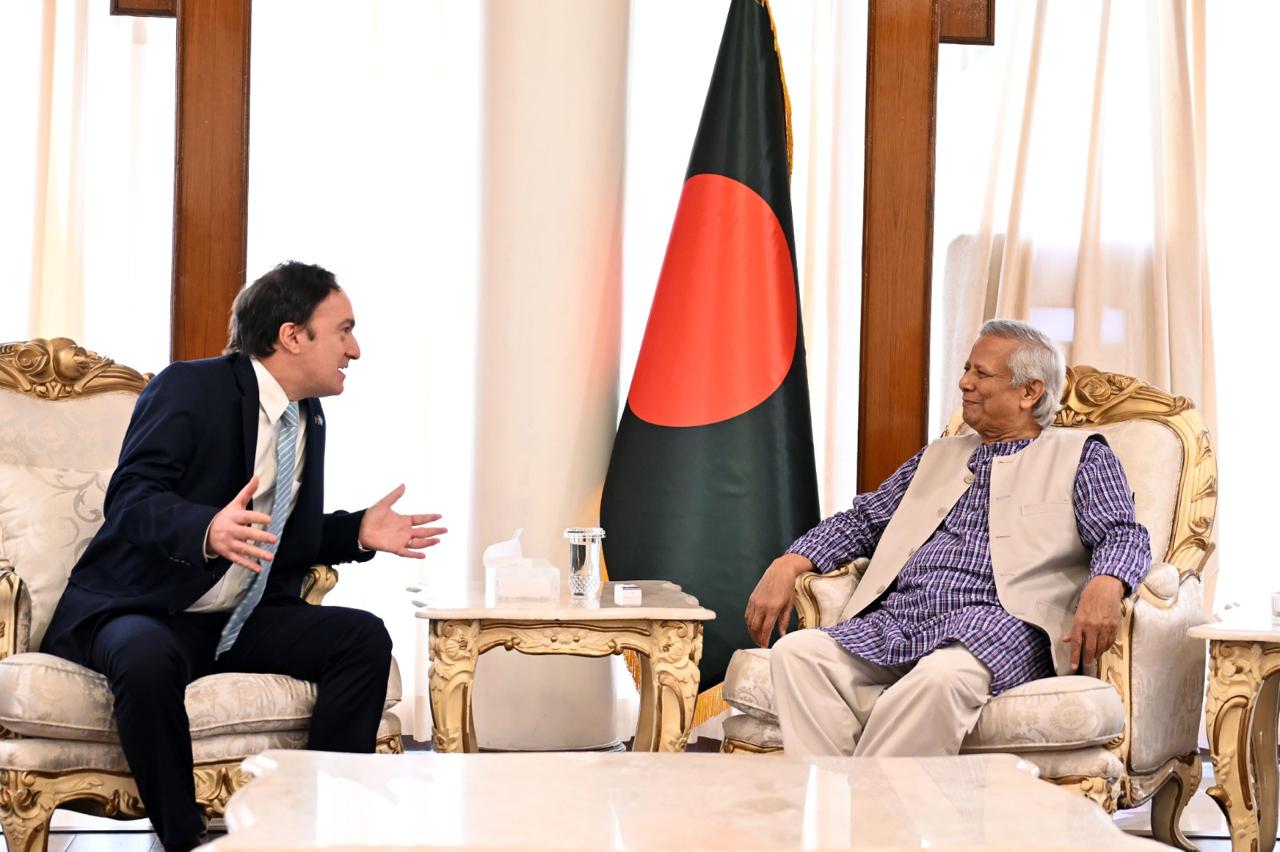 আর্জেন্টিনার সঙ্গে ফুটবলের বন্ধুত্বকে বাণিজ্য সহযোগিতায় রূপান্তরের আহ্বান প্রধান উপদেষ্টার