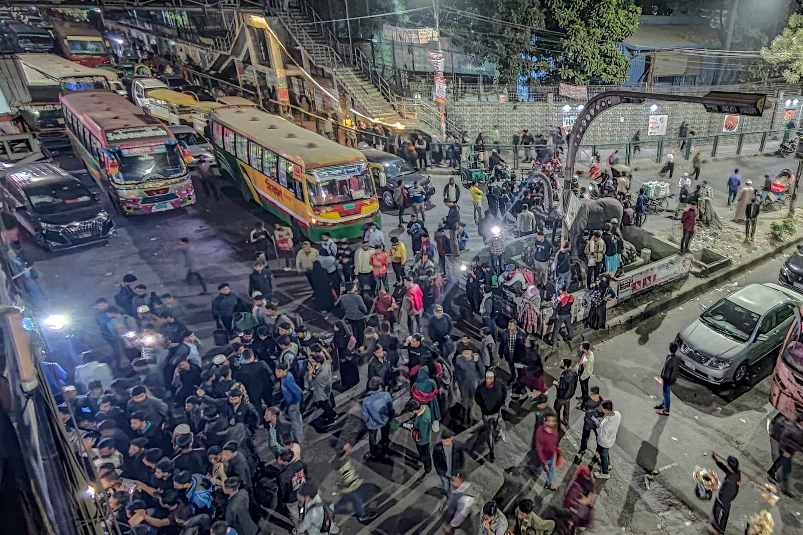 ঢাবি-সাত কলেজ ধাওয়া-পাল্টা ধাওয়া: ঘটনাস্থলে হাসনাত আব্দুল্লাহ, যোগ দিয়েছেন ইডেন কলেজ শিক্ষার্থীরা