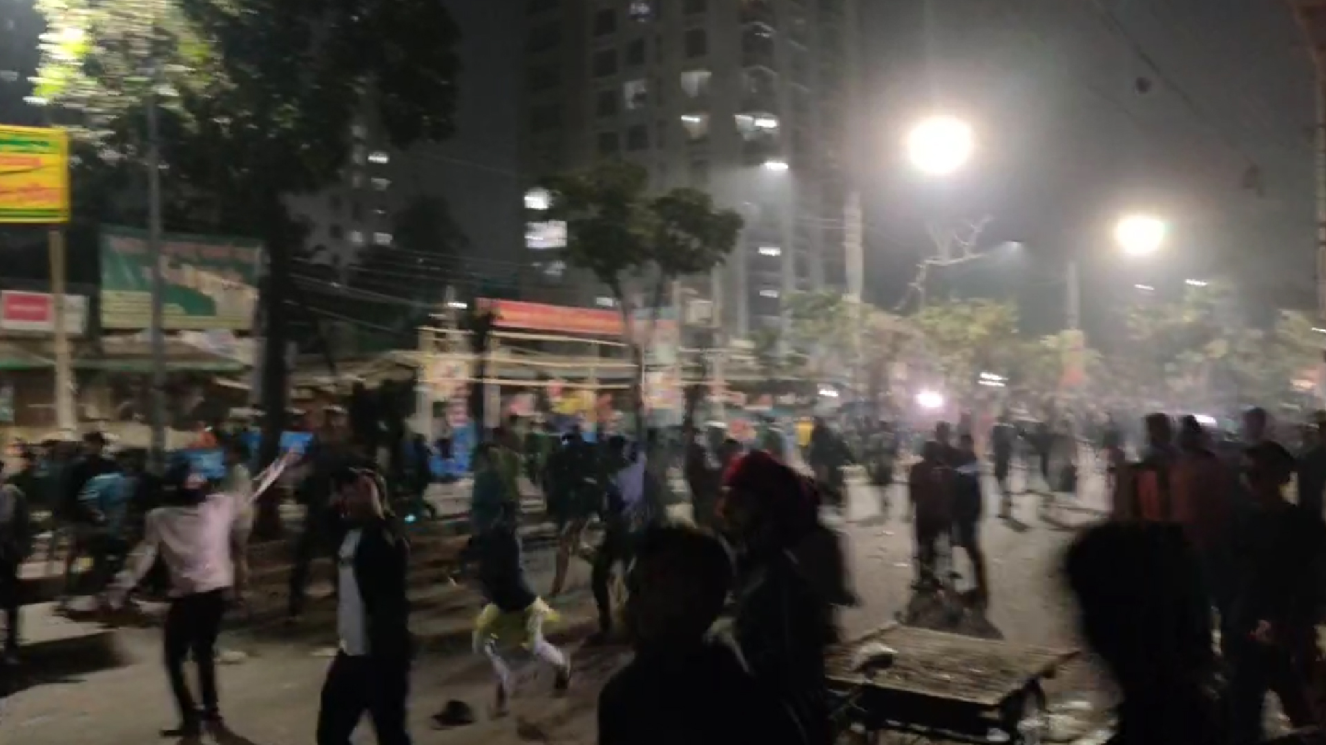 নীলক্ষেতে ঢাবি ও সাত কলেজের শিক্ষার্থীদের ধাওয়া-পাল্টা ধাওয়া