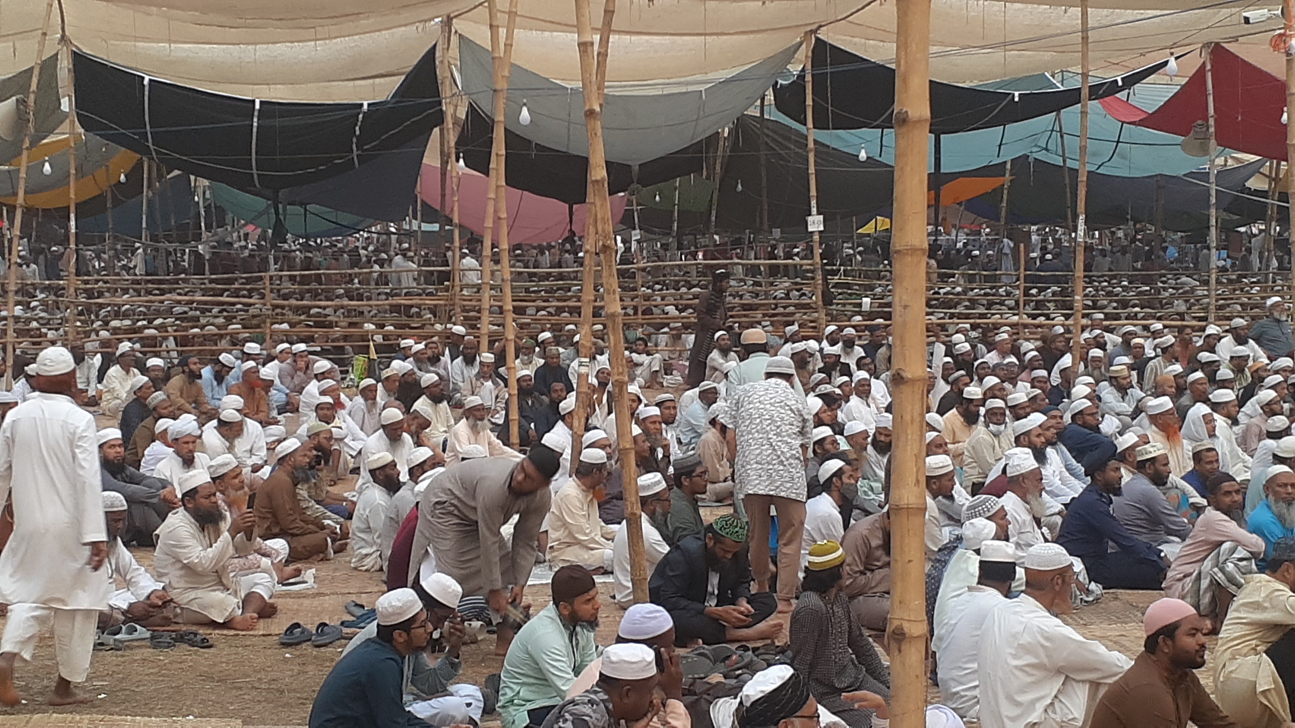 আখেরি মোনাজাতে অংশ নিতে ইজতেমার মাঠে মুসুল্লিদের ঢল 