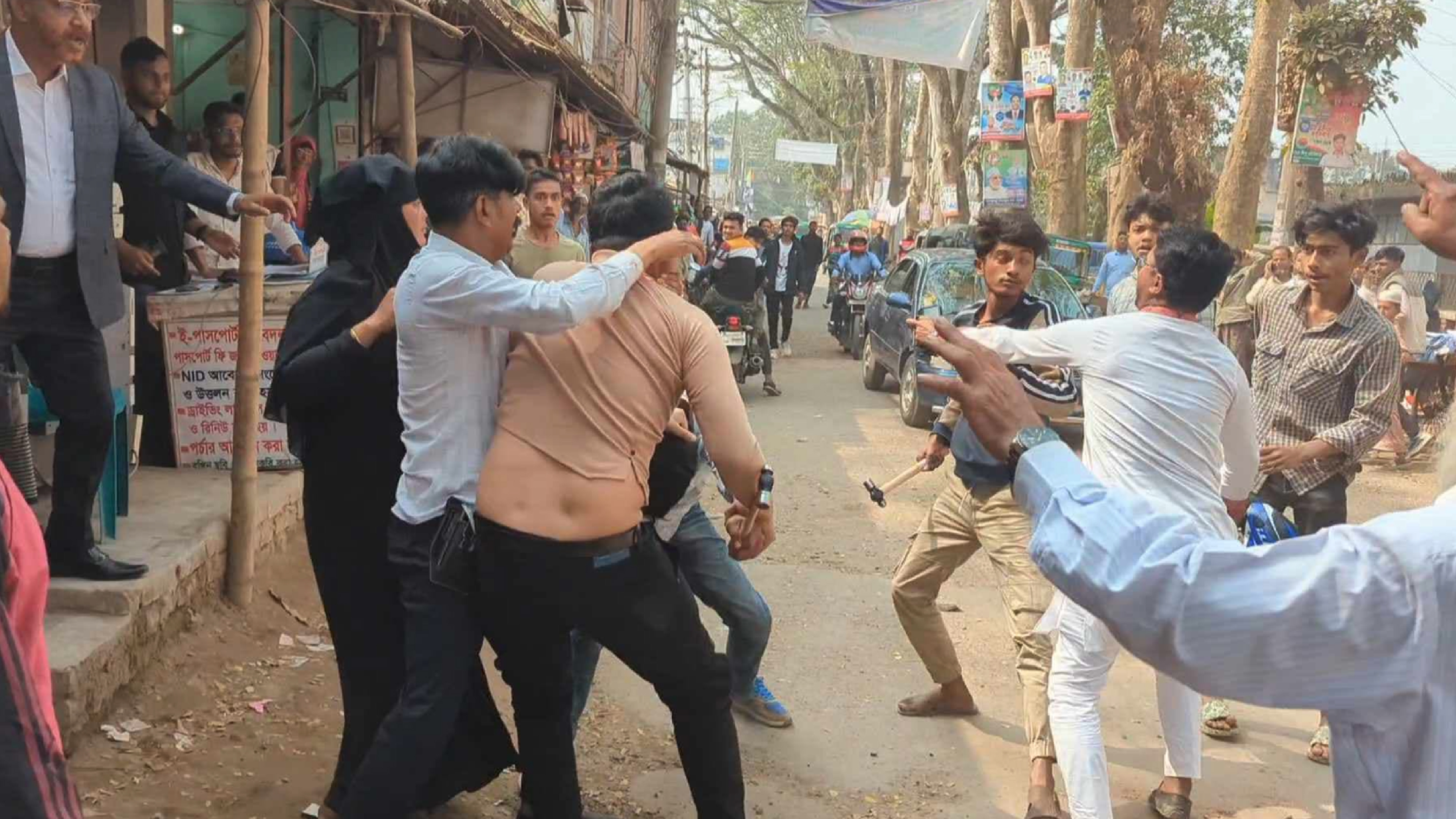 সংবাদ প্রকাশের জেরে সাংবাদিককে ছুরিকাঘাত, বাঁচাতে গিয়ে আহত আরও ৩