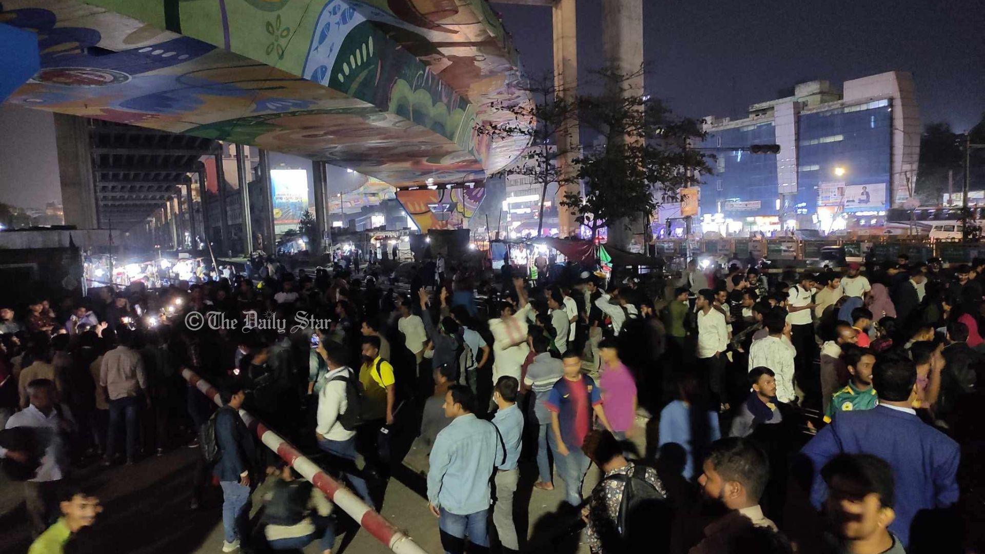 তিতুমীর কলেজ শিক্ষার্থীদের অবরোধে ঢাকাবাসীর তীব্র ভোগান্তি